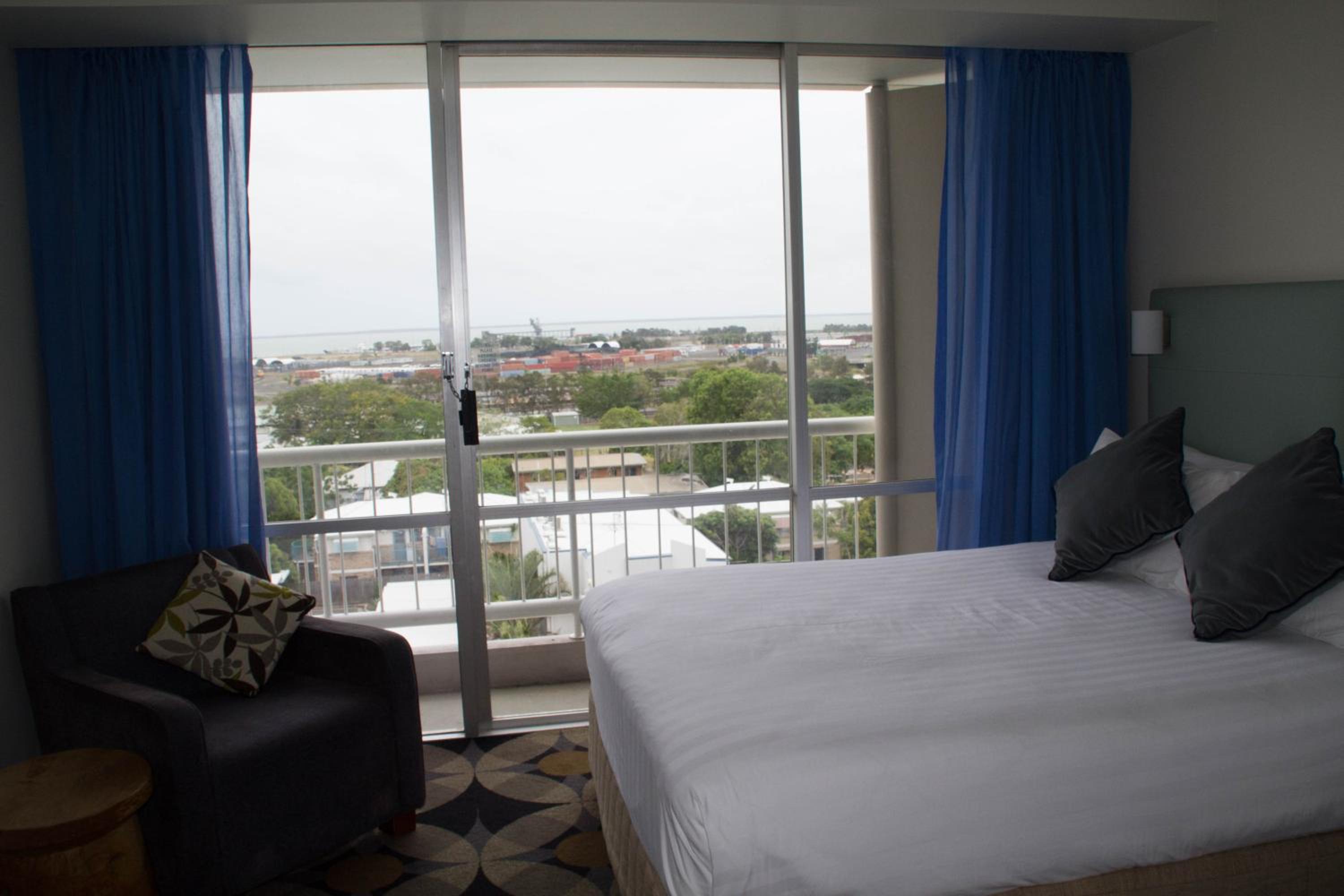 Deluxe Queen Room - Photo 7