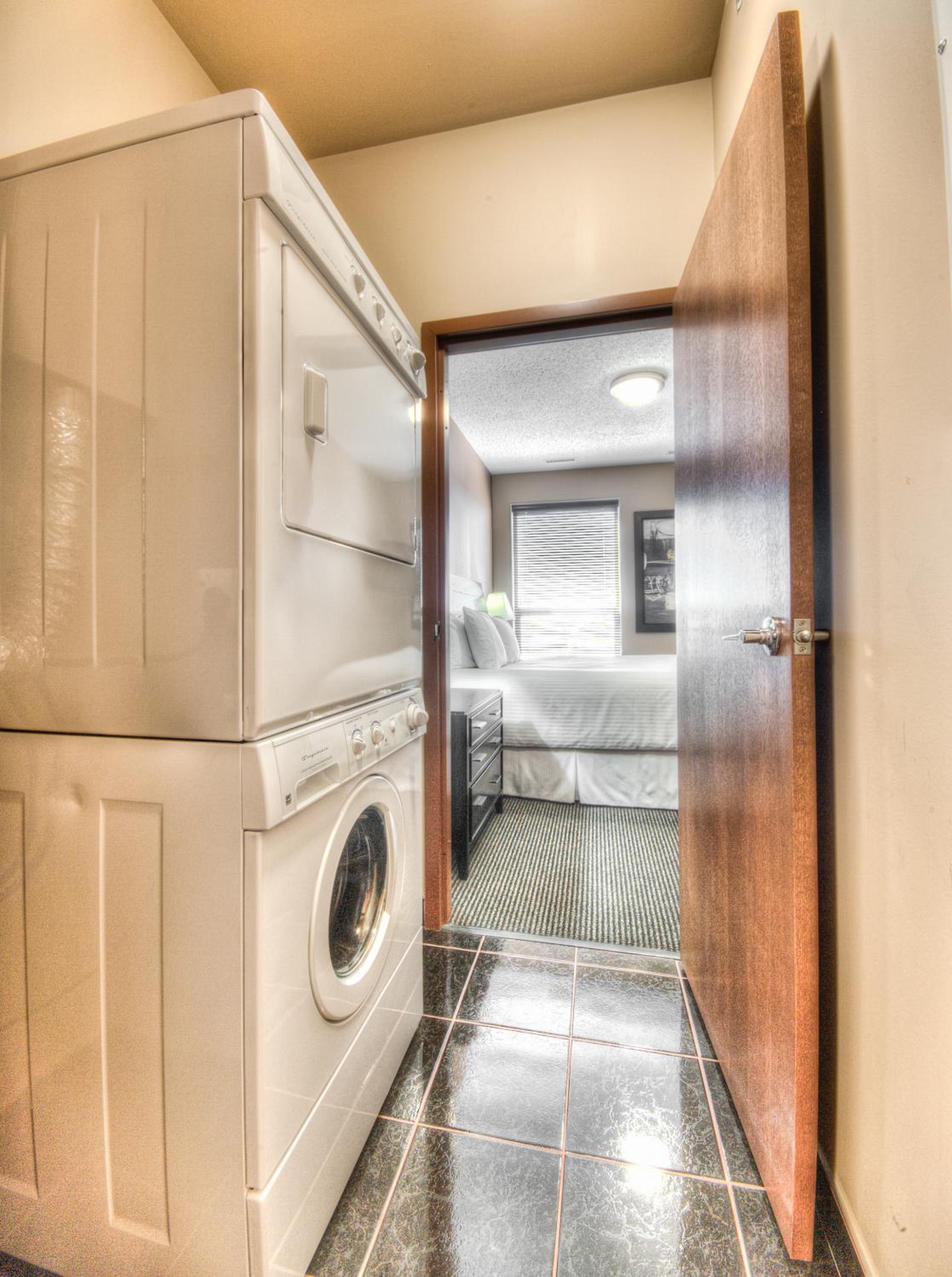 2 Bedroom Suite with 1 King Bed and 2 Double Beds, Washer/Dryer and Full Kitchenette photo 1