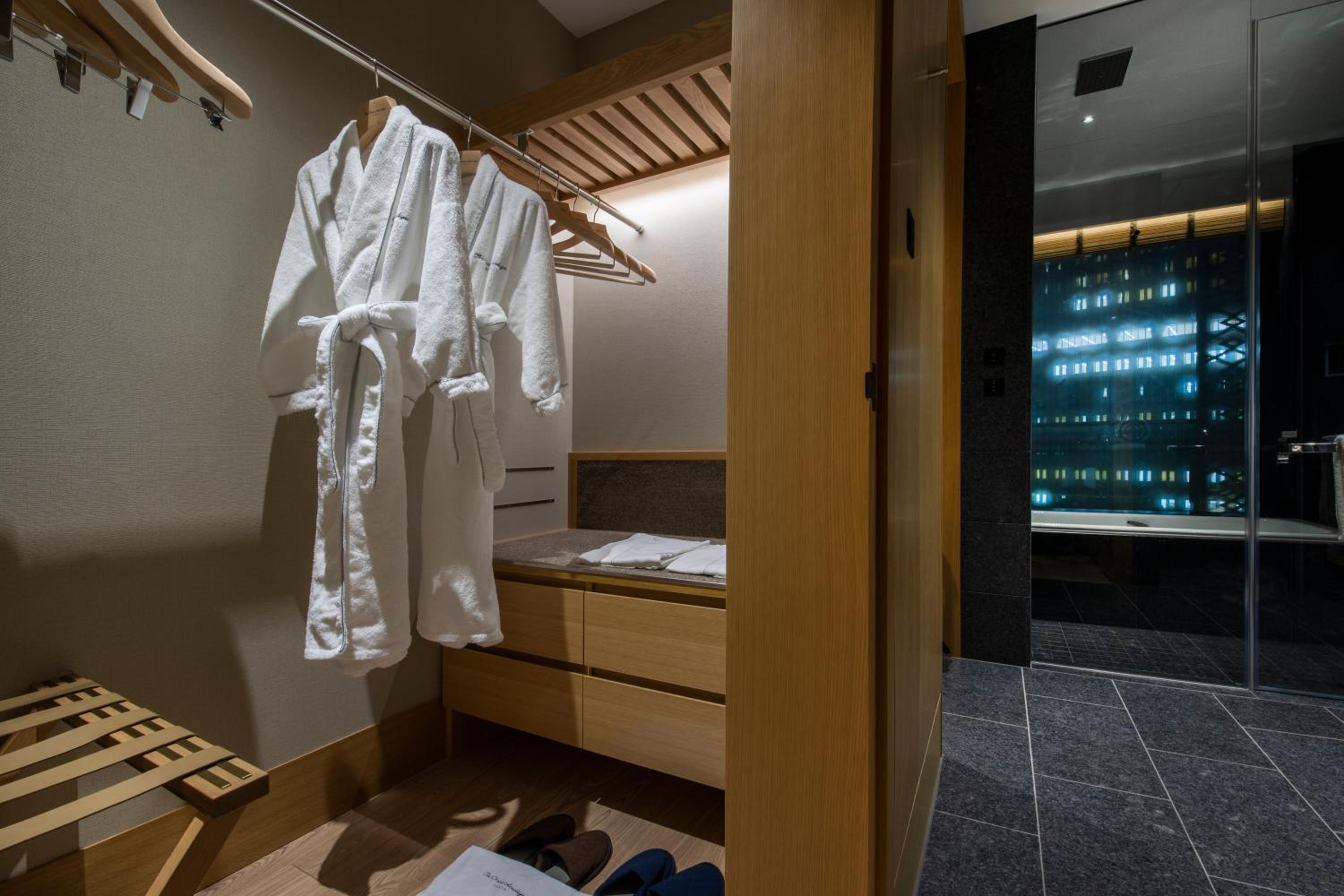 [Heritage] King Junior Suite with View Bath and Balcony - Smoking photo 2