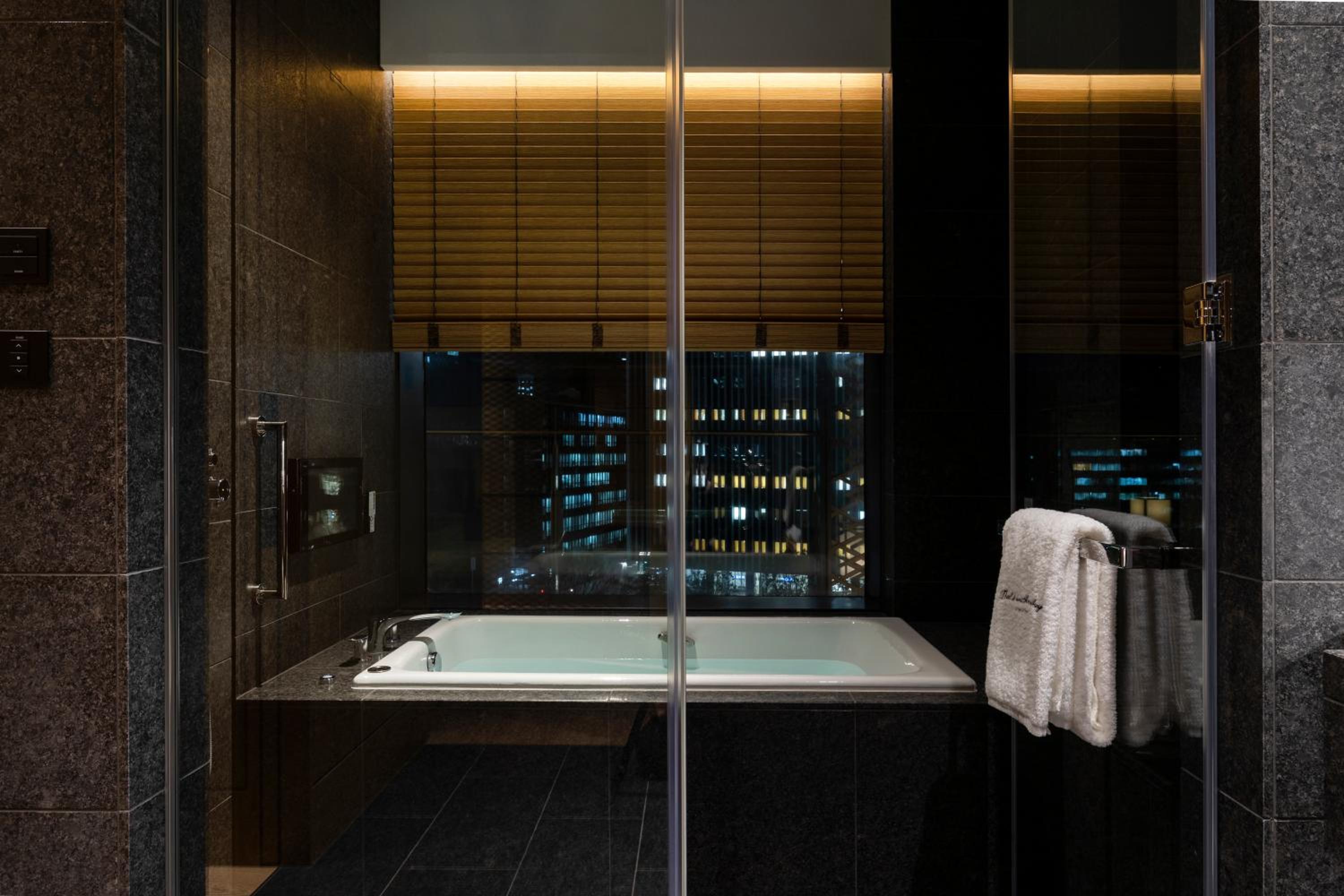 [Heritage] King Junior Suite with View Bath and Balcony – Smoking