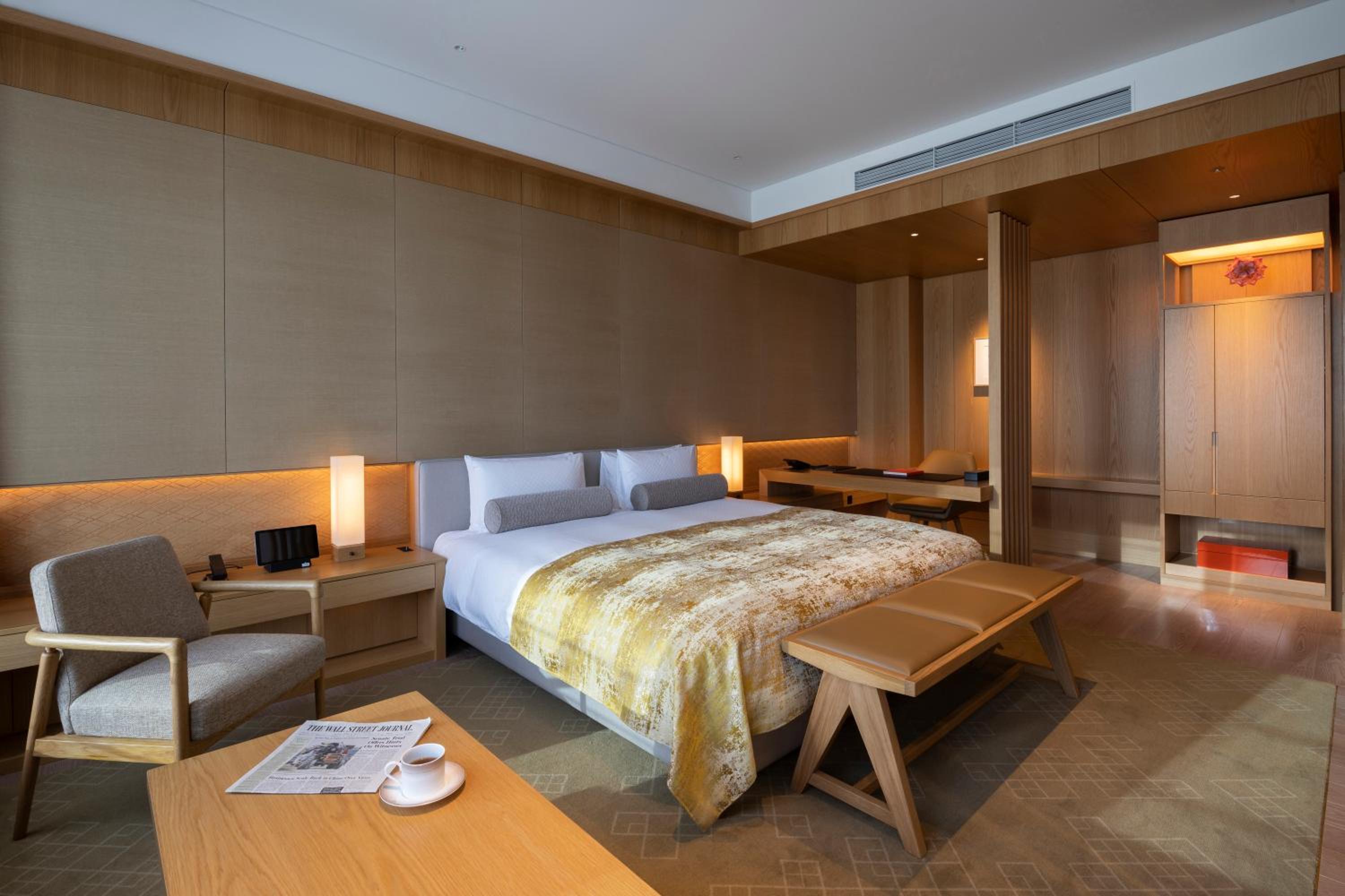 [Heritage] King Junior Suite - No Club Lounge Access, No Heritage Benefit