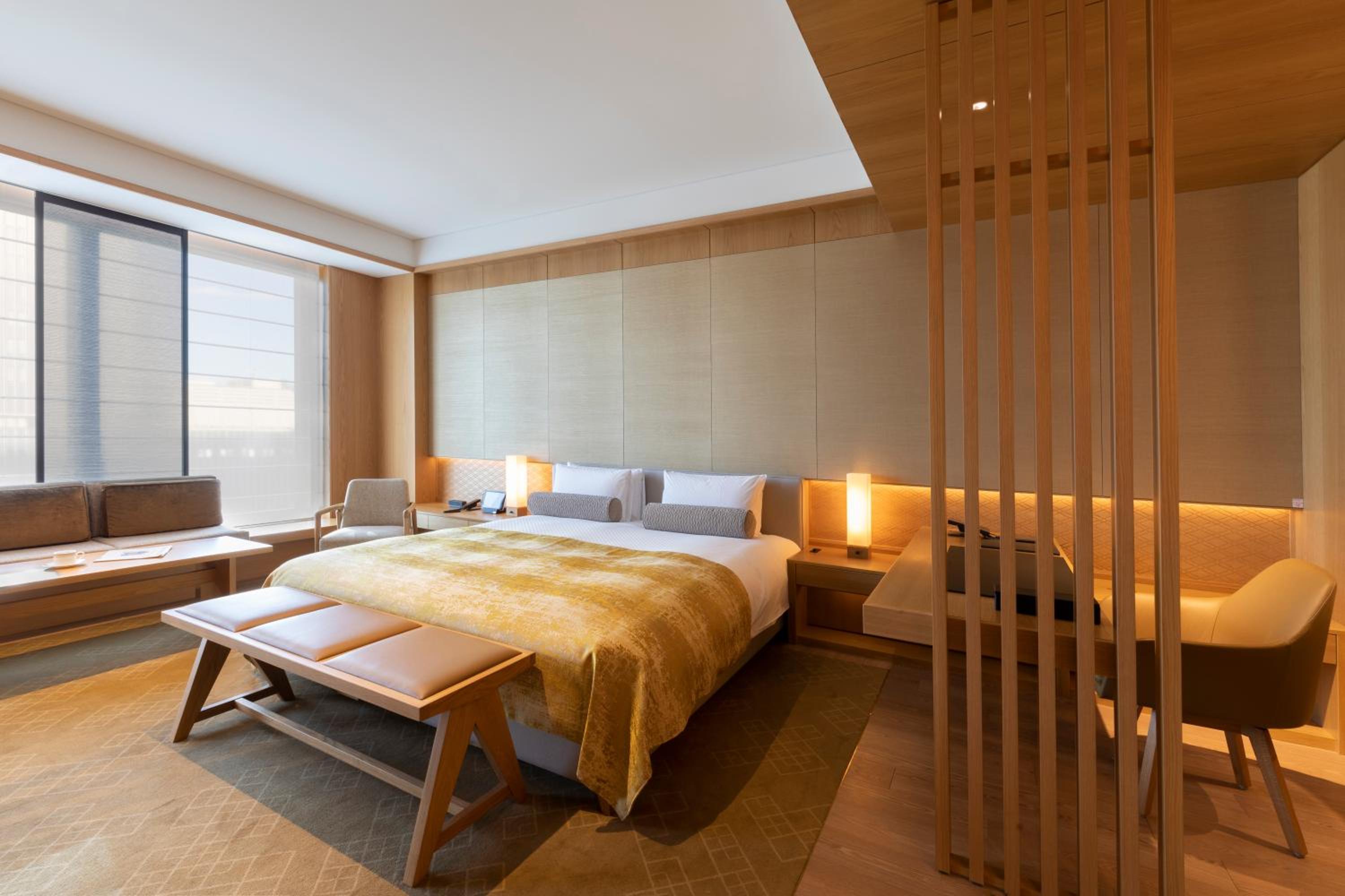 [Heritage] King Junior Suite with View Bath - No Club Lounge Access, No Heritage Benefit photo 1