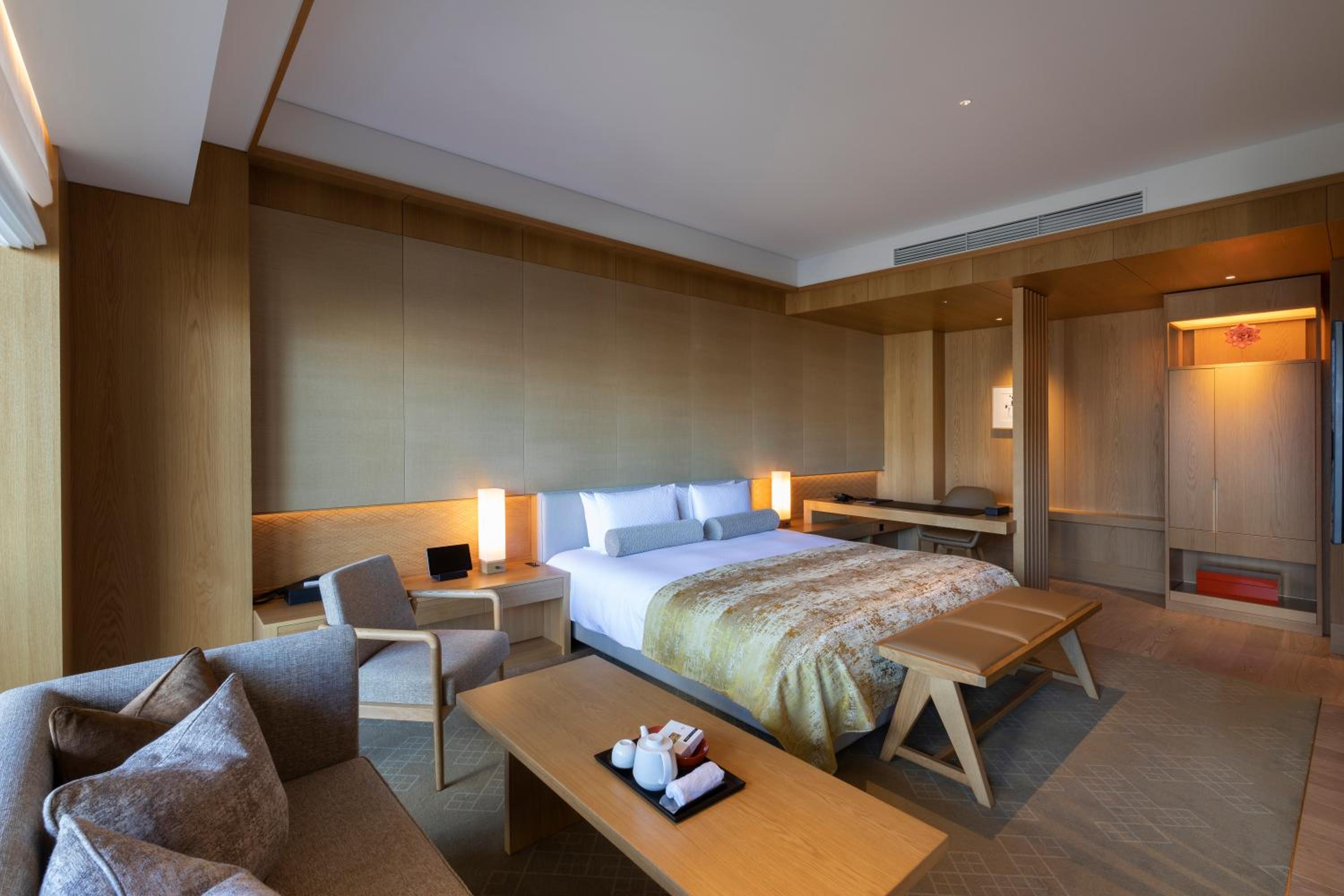 [Heritage] King Junior Suite with View Bath and Balcony - Non-Smoking photo 2