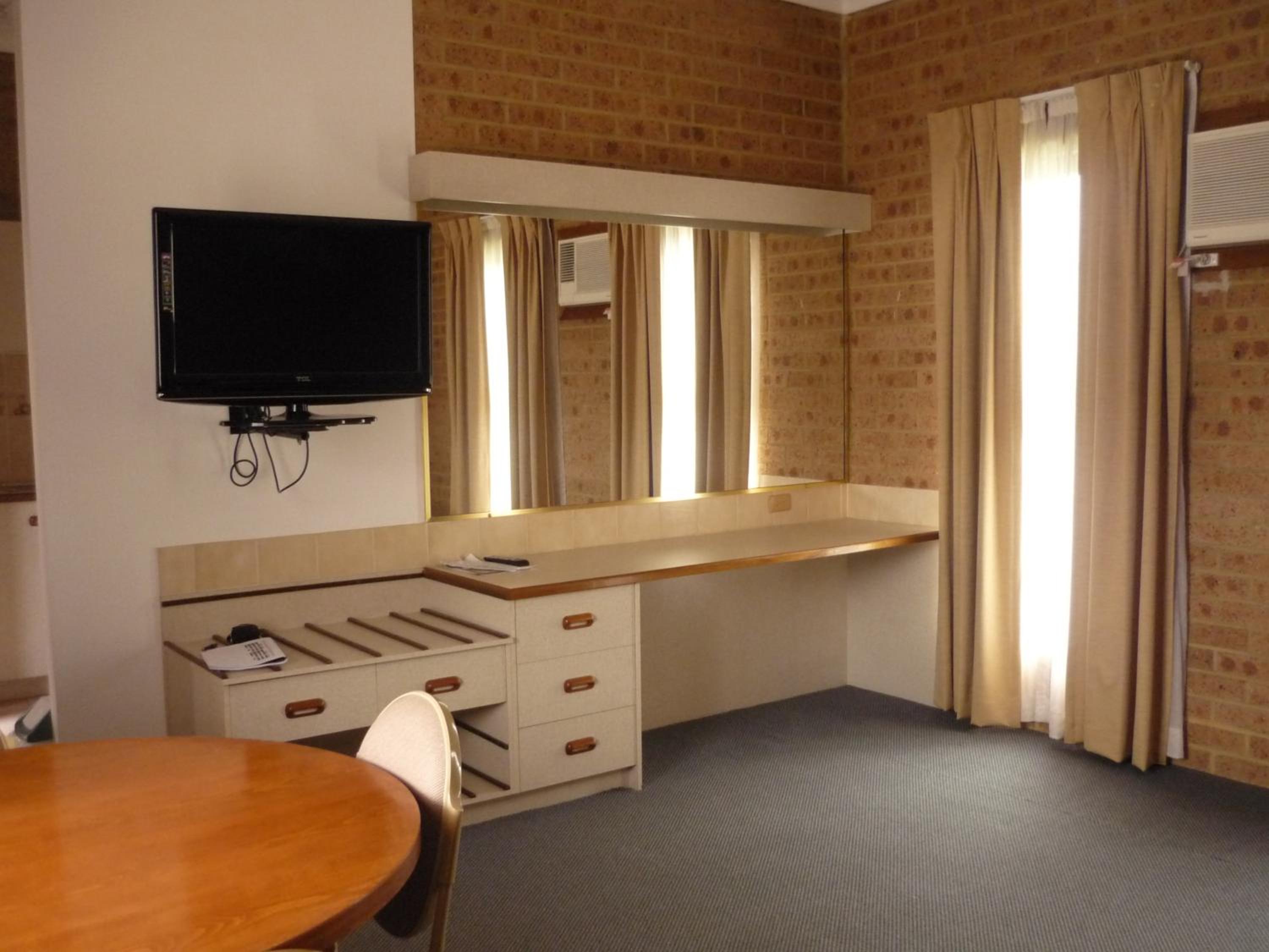 Queen Suite with Spa Bath photo 3