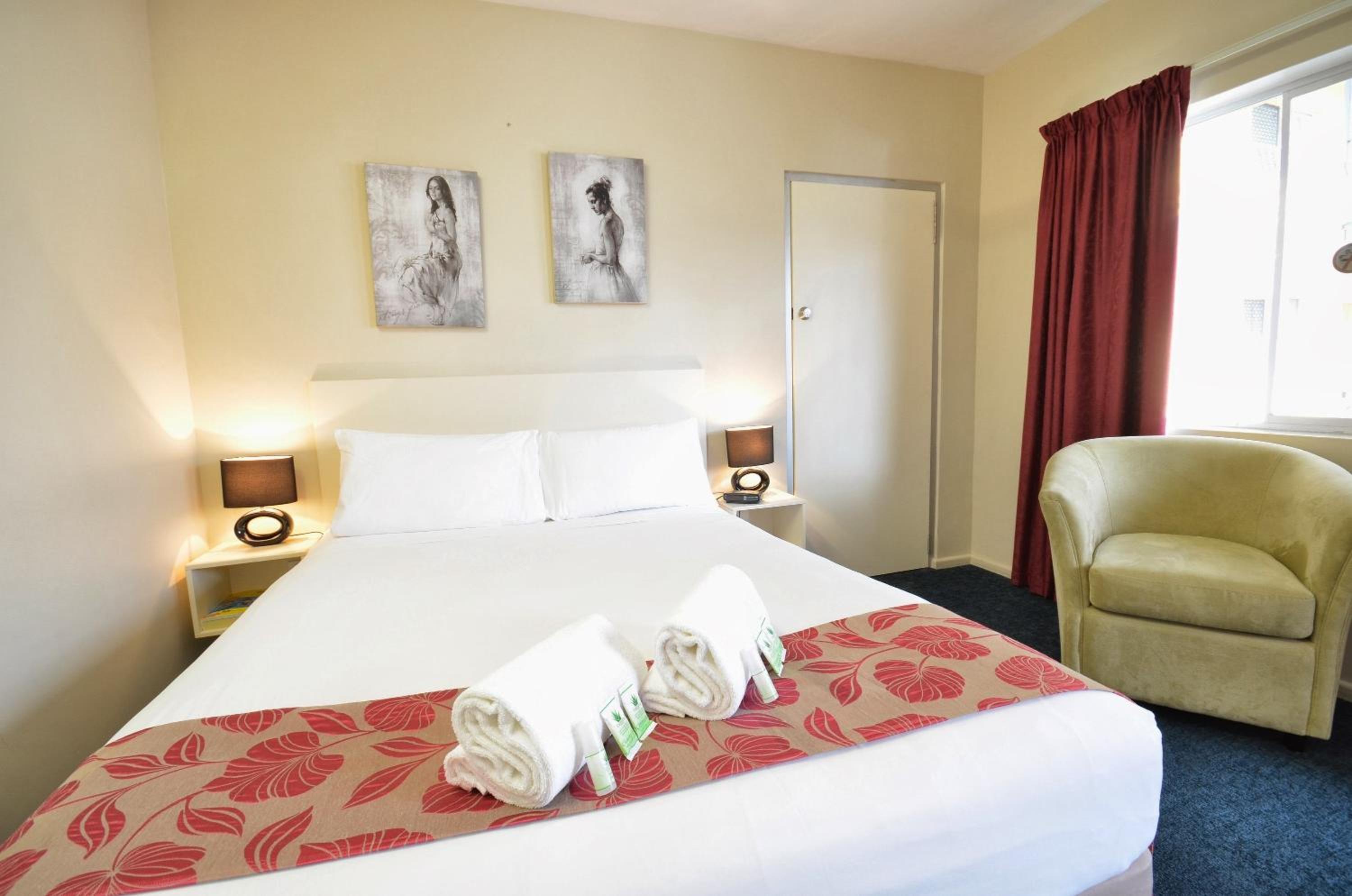 Deluxe Queen Room - Photo 7