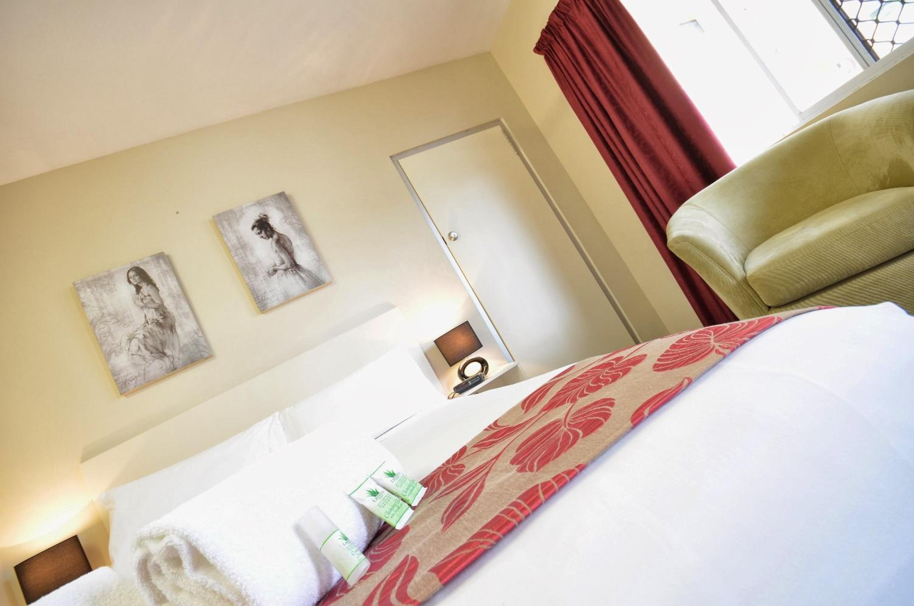 Deluxe Queen Room - Photo 9