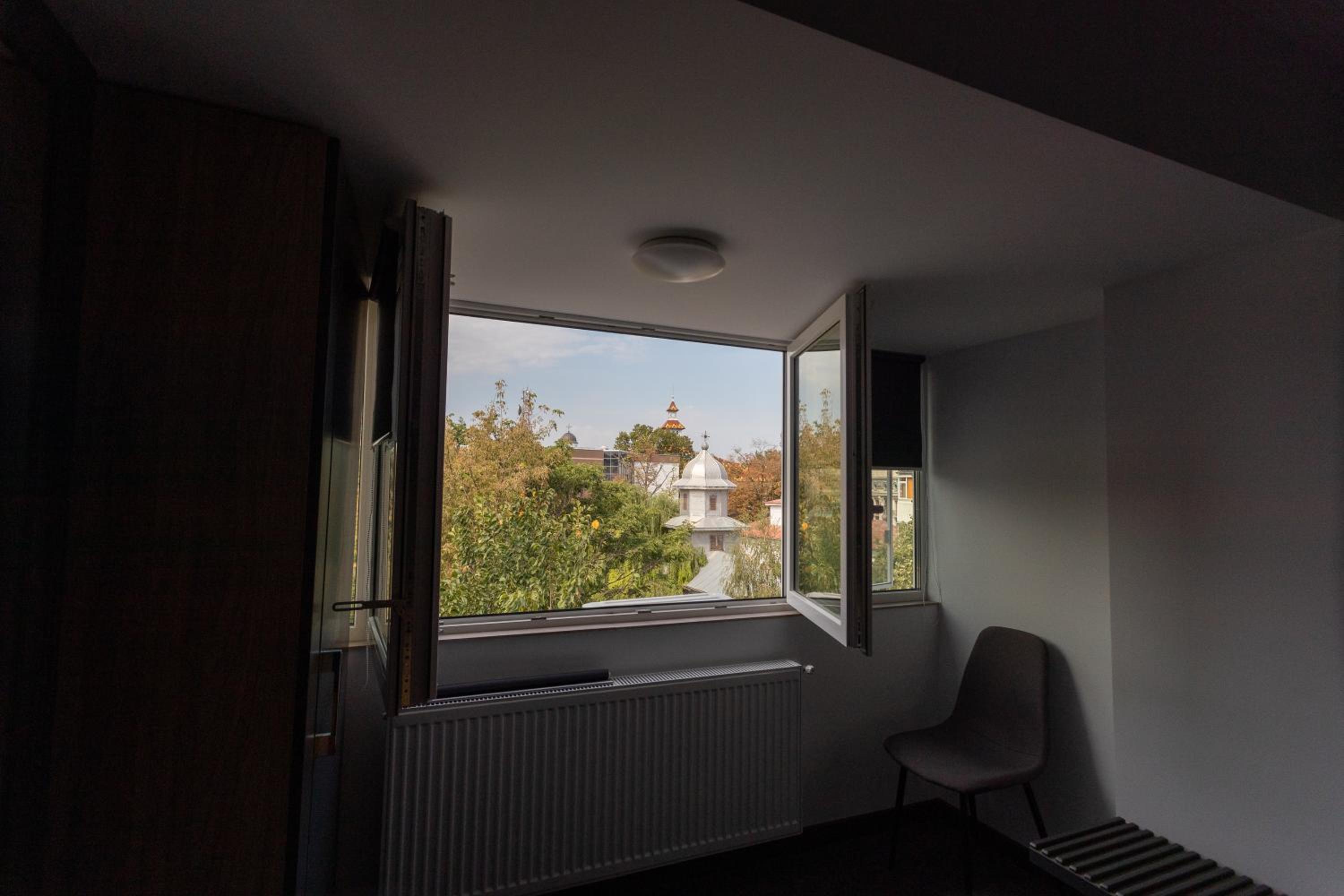 One-Bedroom Apartment - Photo 2