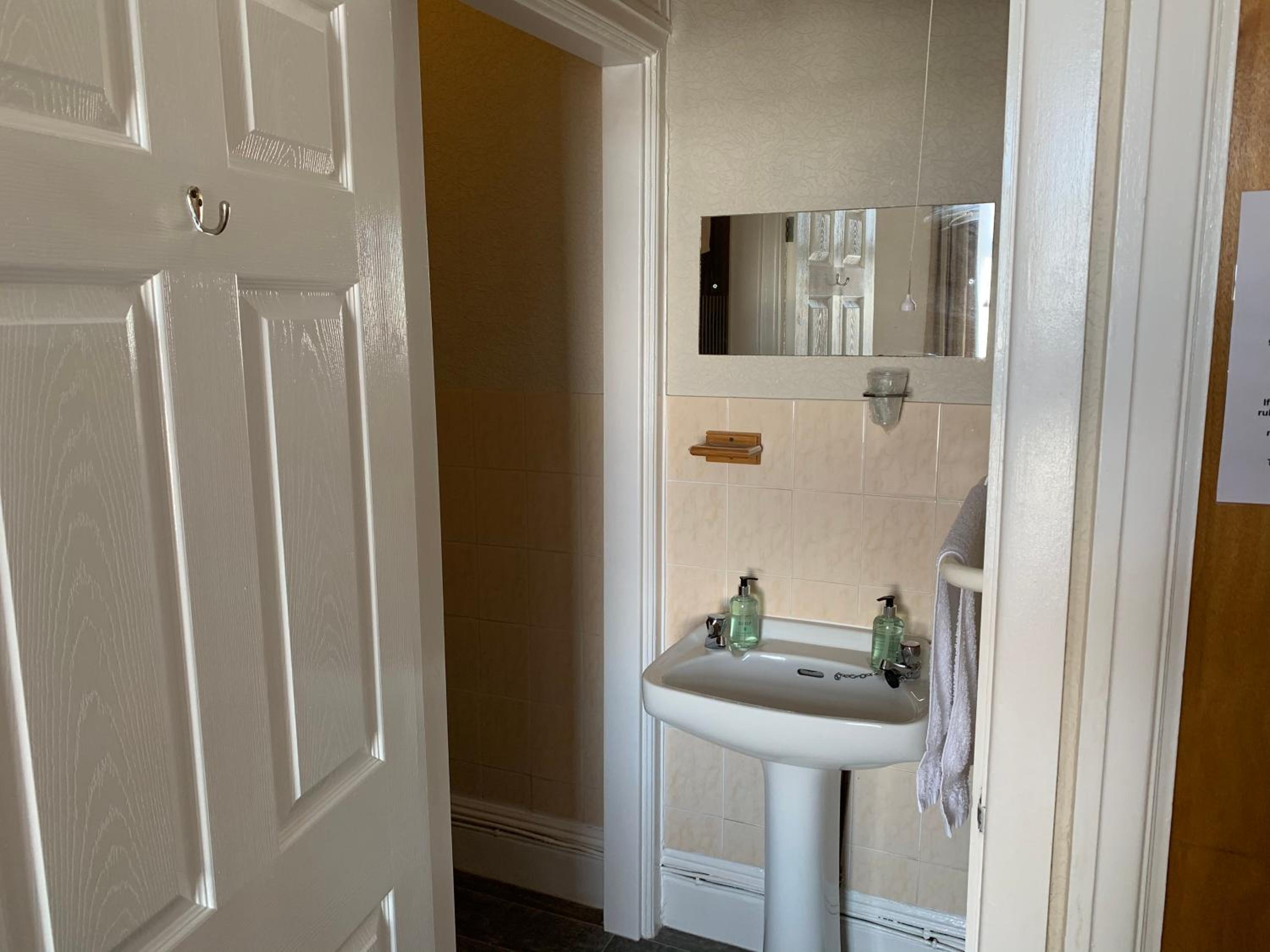 Double Room - Photo 6