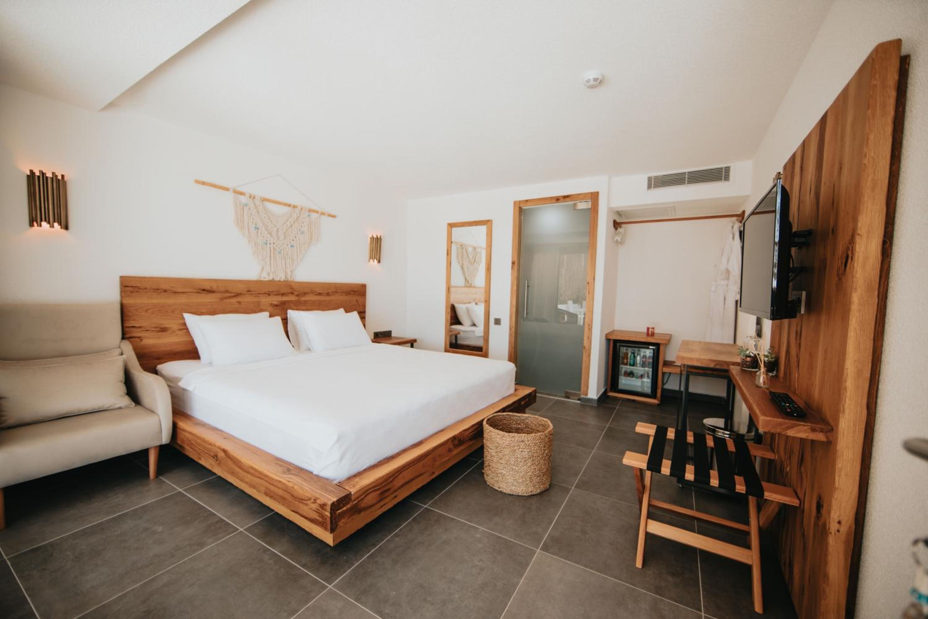 Deluxe Double Room with Sea View - Photo 4