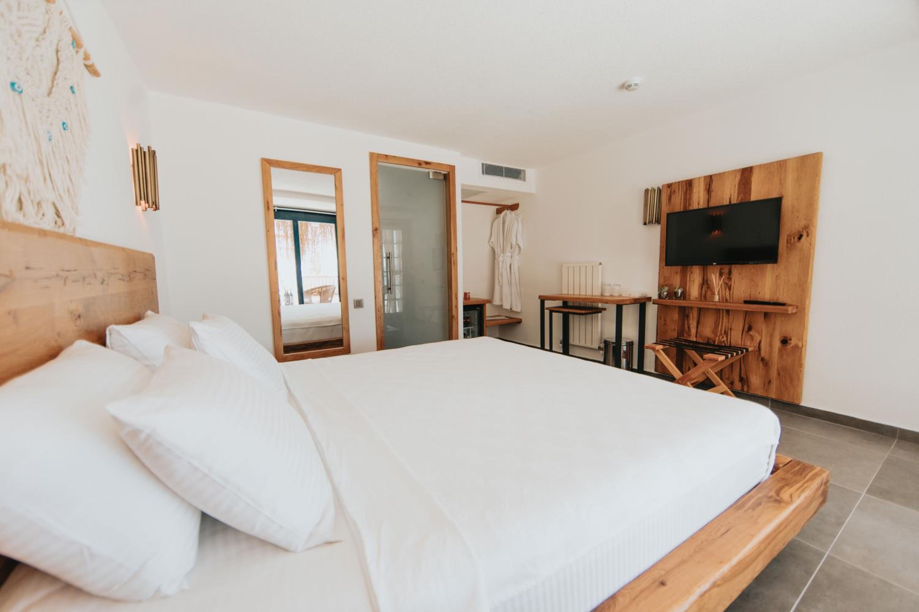 Deluxe Double Room with Sea View - Photo 14