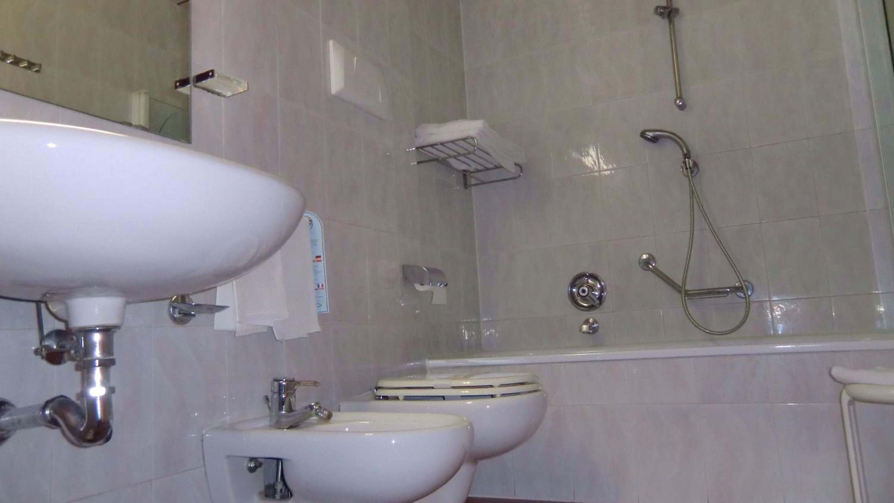 Double or Twin Room - Photo 10