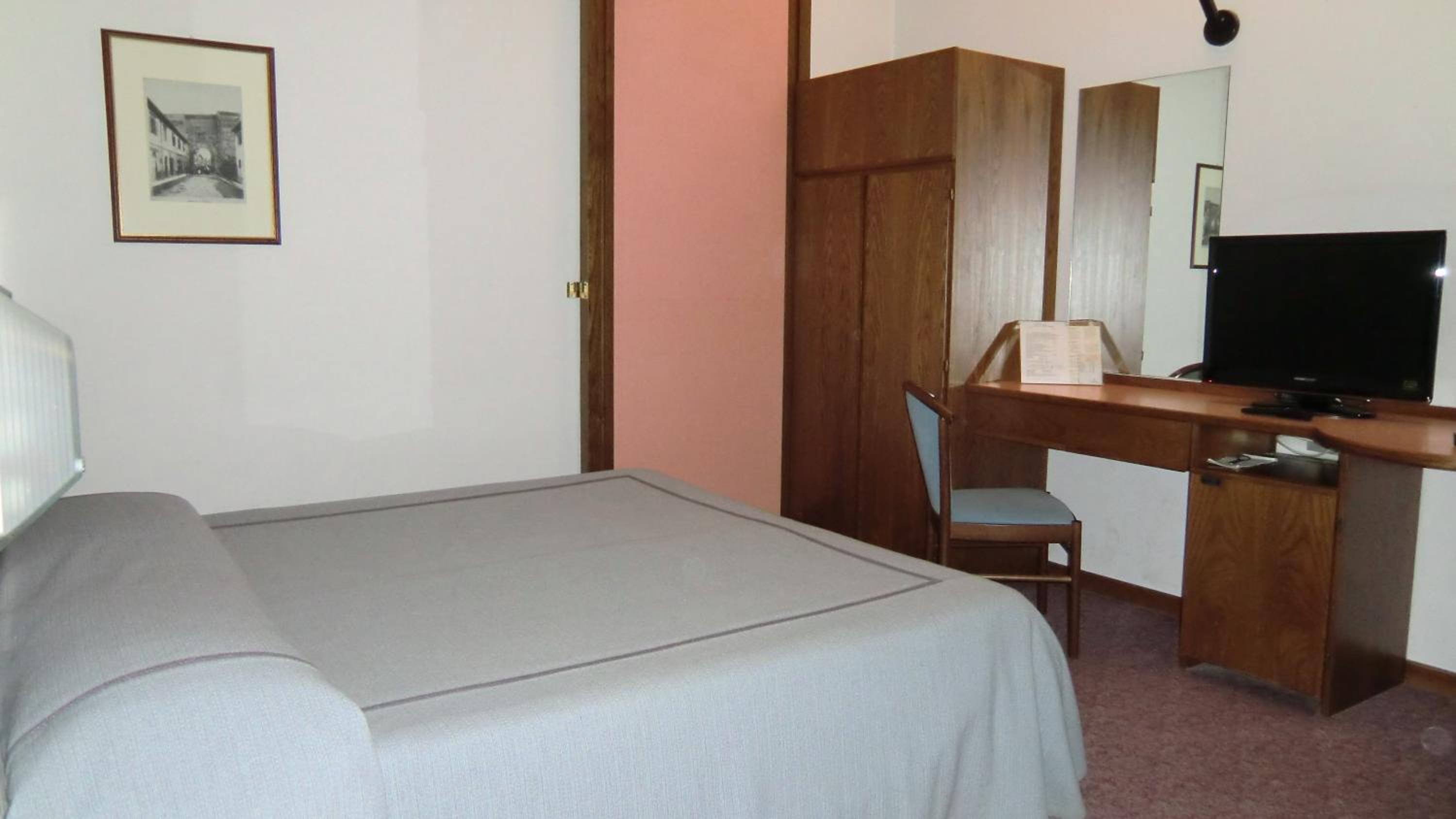 Double or Twin Room - Photo 3