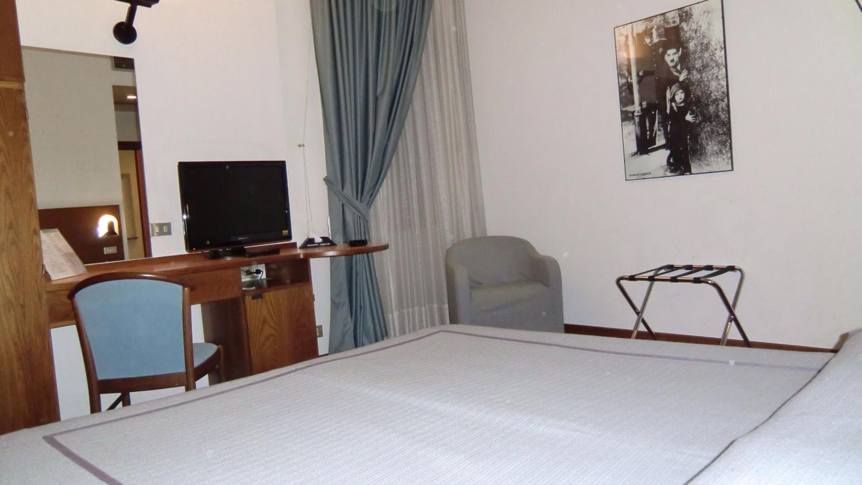 Double or Twin Room - Photo 7