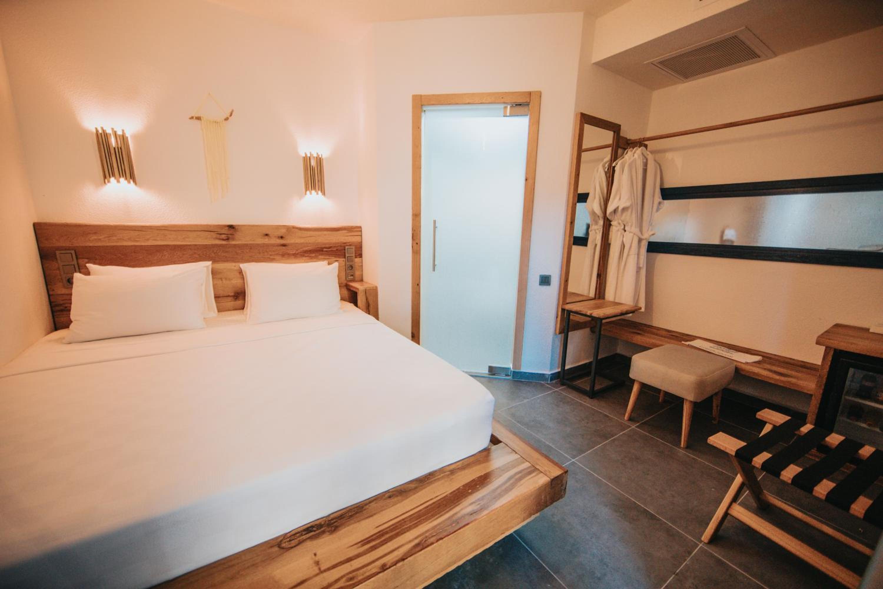 Double Room with Patio - Photo 7