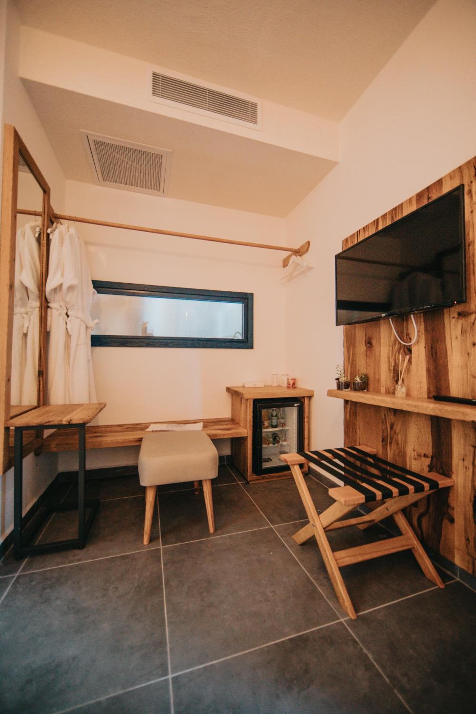 Double Room with Patio - Photo 3