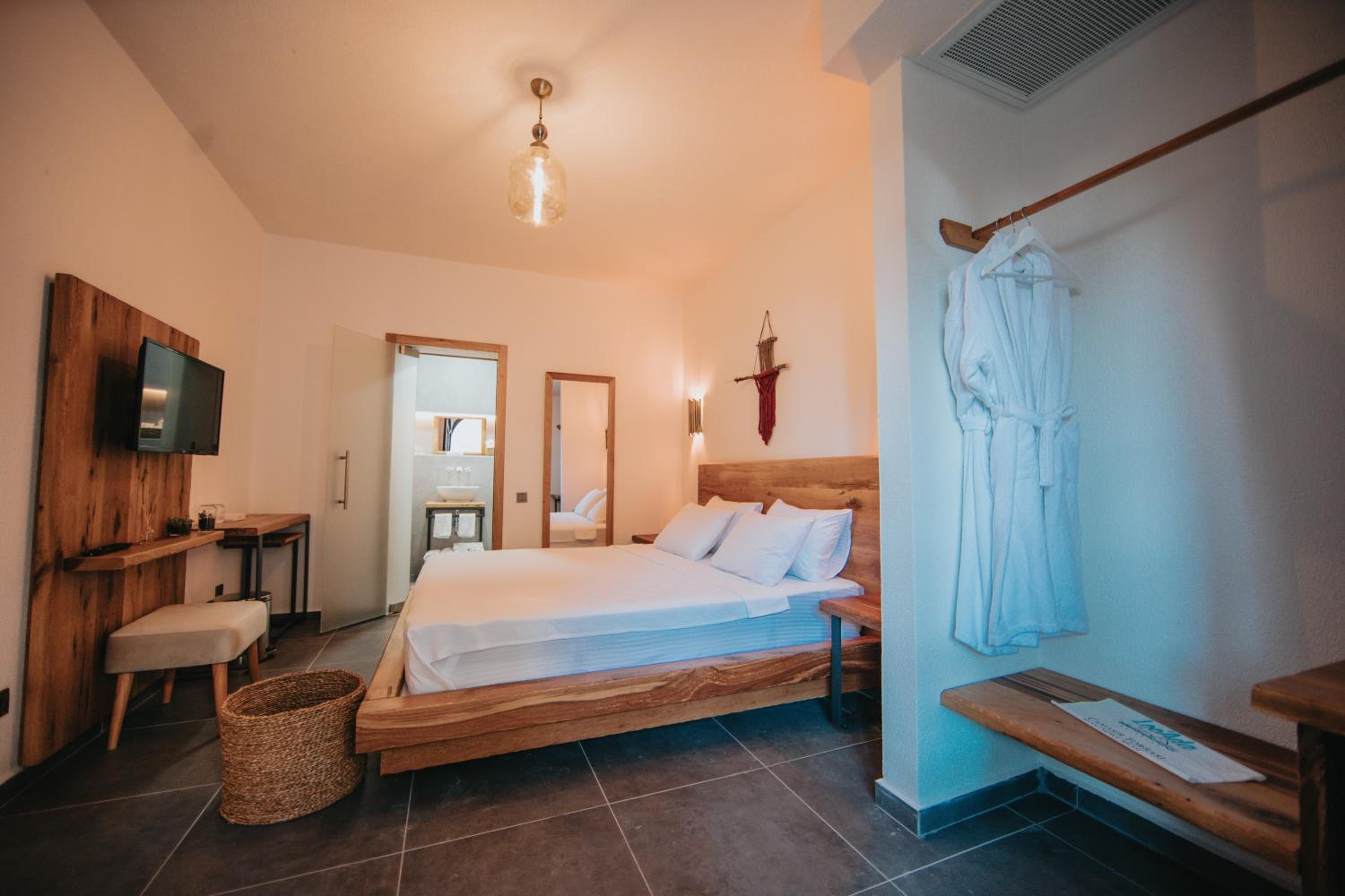 Double Room with Garden View - Photo 3