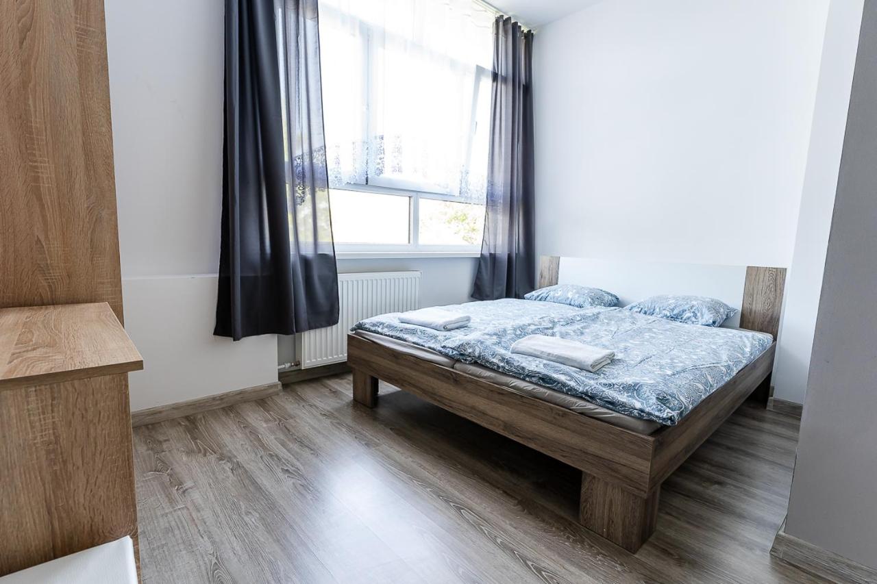Large Double Room - Photo 4