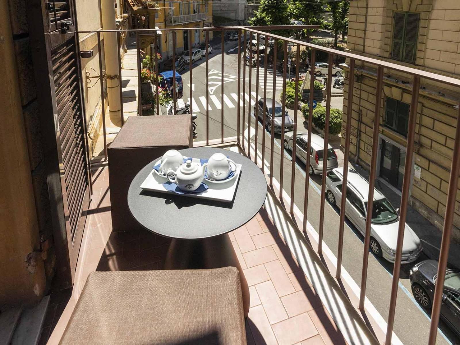 Deluxe Double Room with Balcony - Photo 4