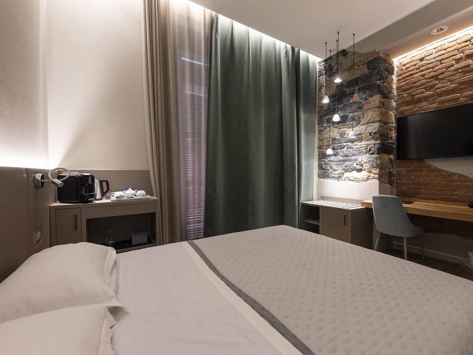 Deluxe Double Room with Balcony - Photo 8
