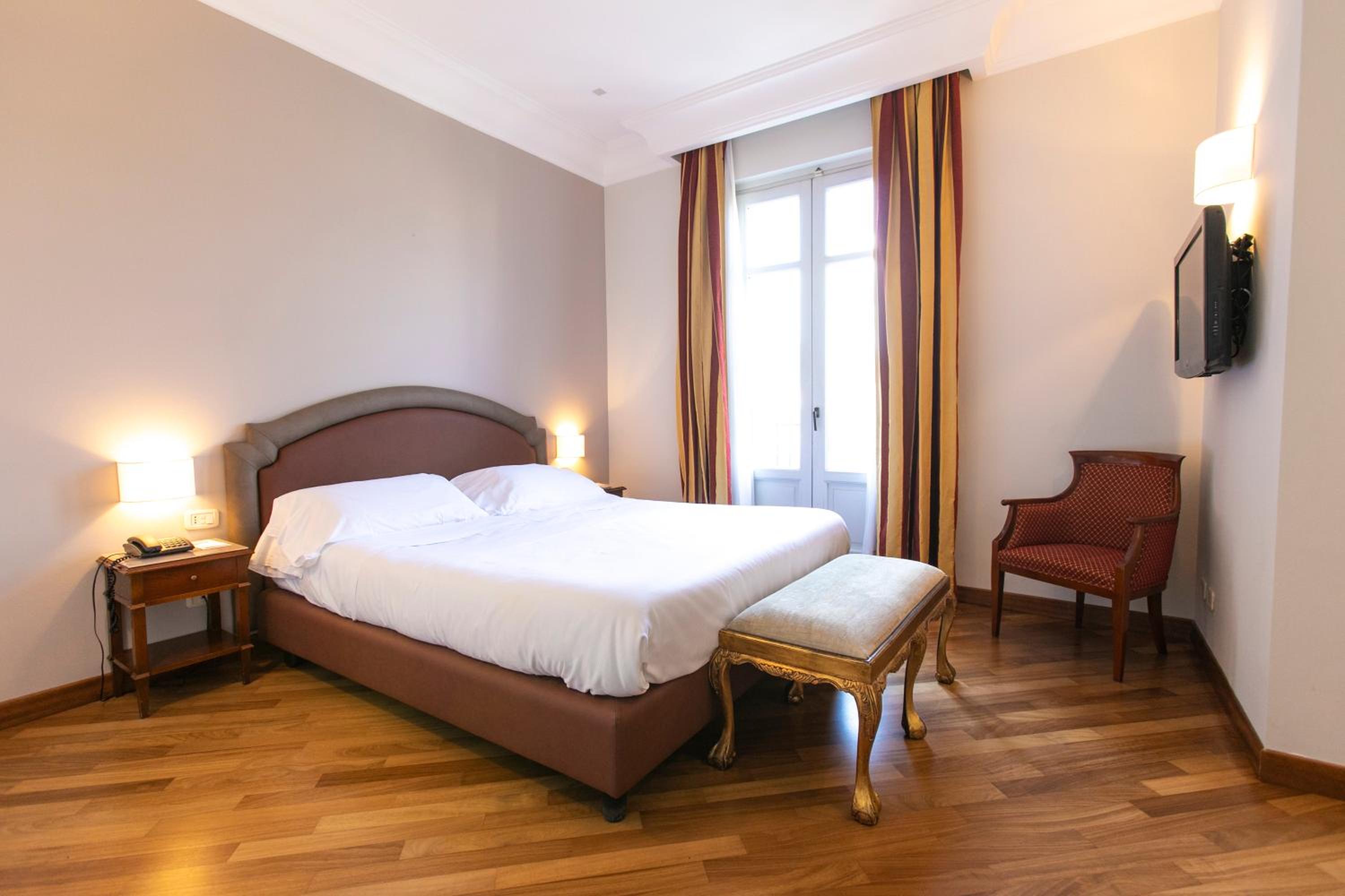 Deluxe King Room with Balcony - Photo 6