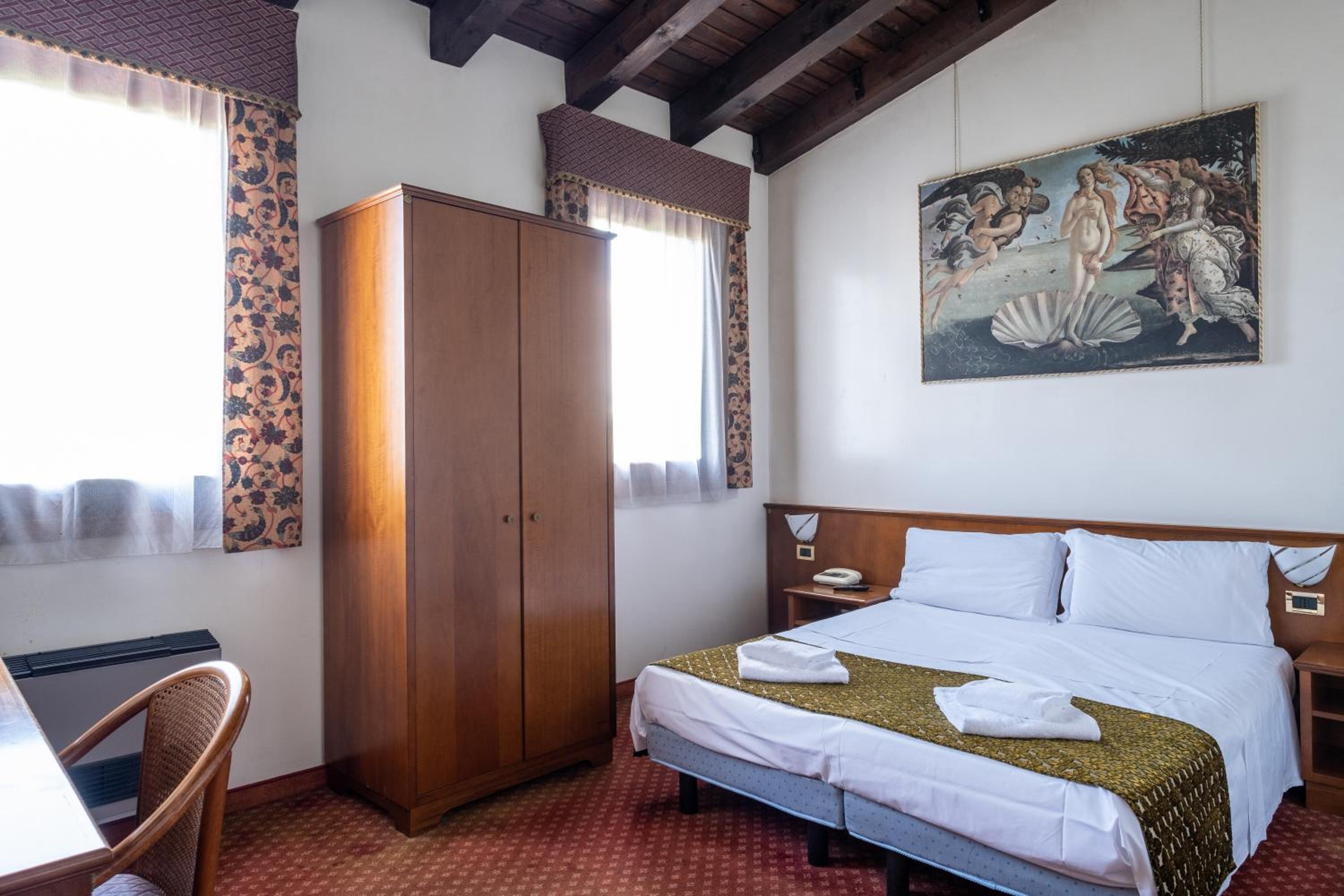 Standard Double or Twin Room - Photo 22
