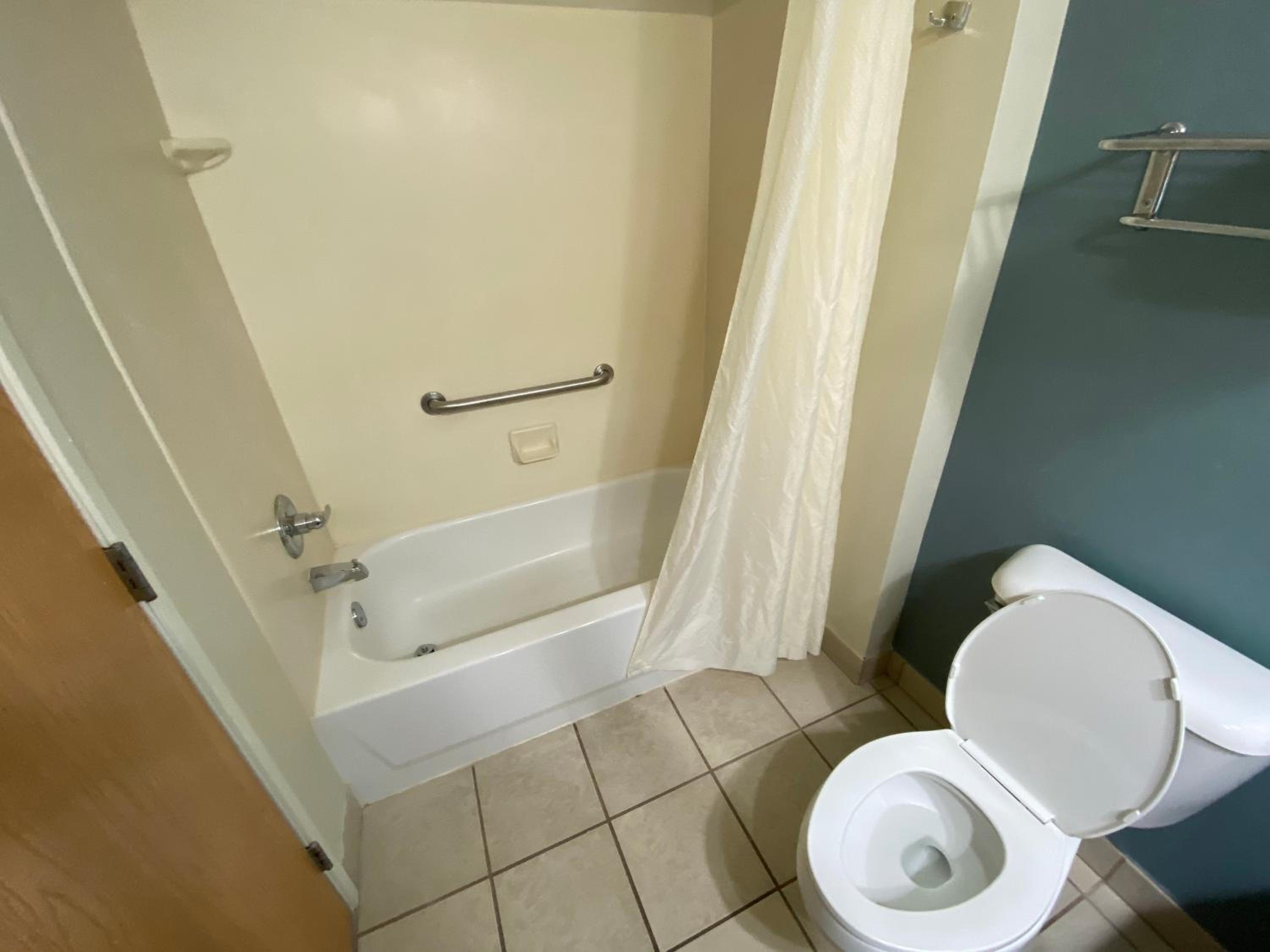 King Room - Non-Smoking - Photo 4