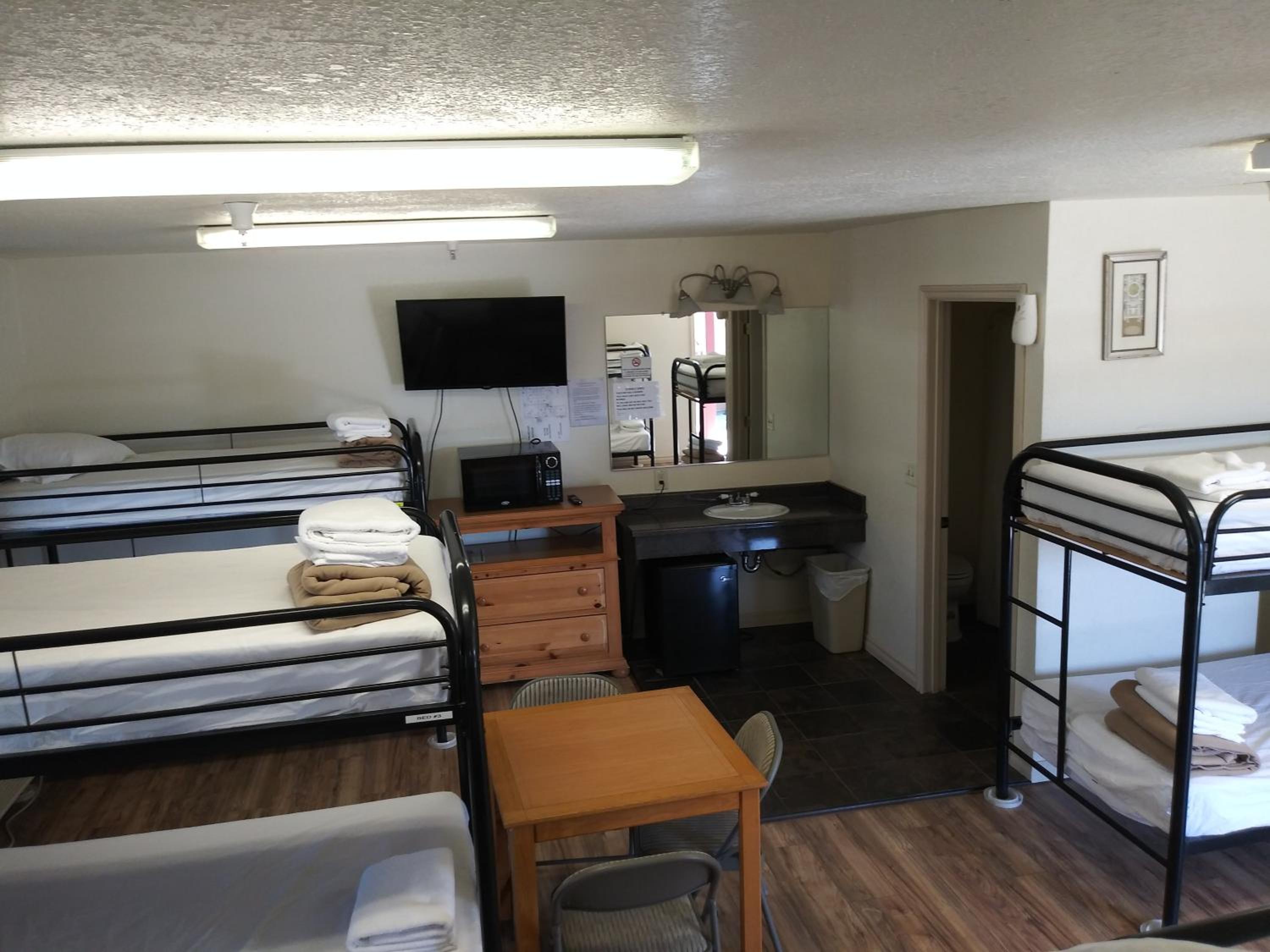 10-Bed Mixed Dormitory Room photo 2