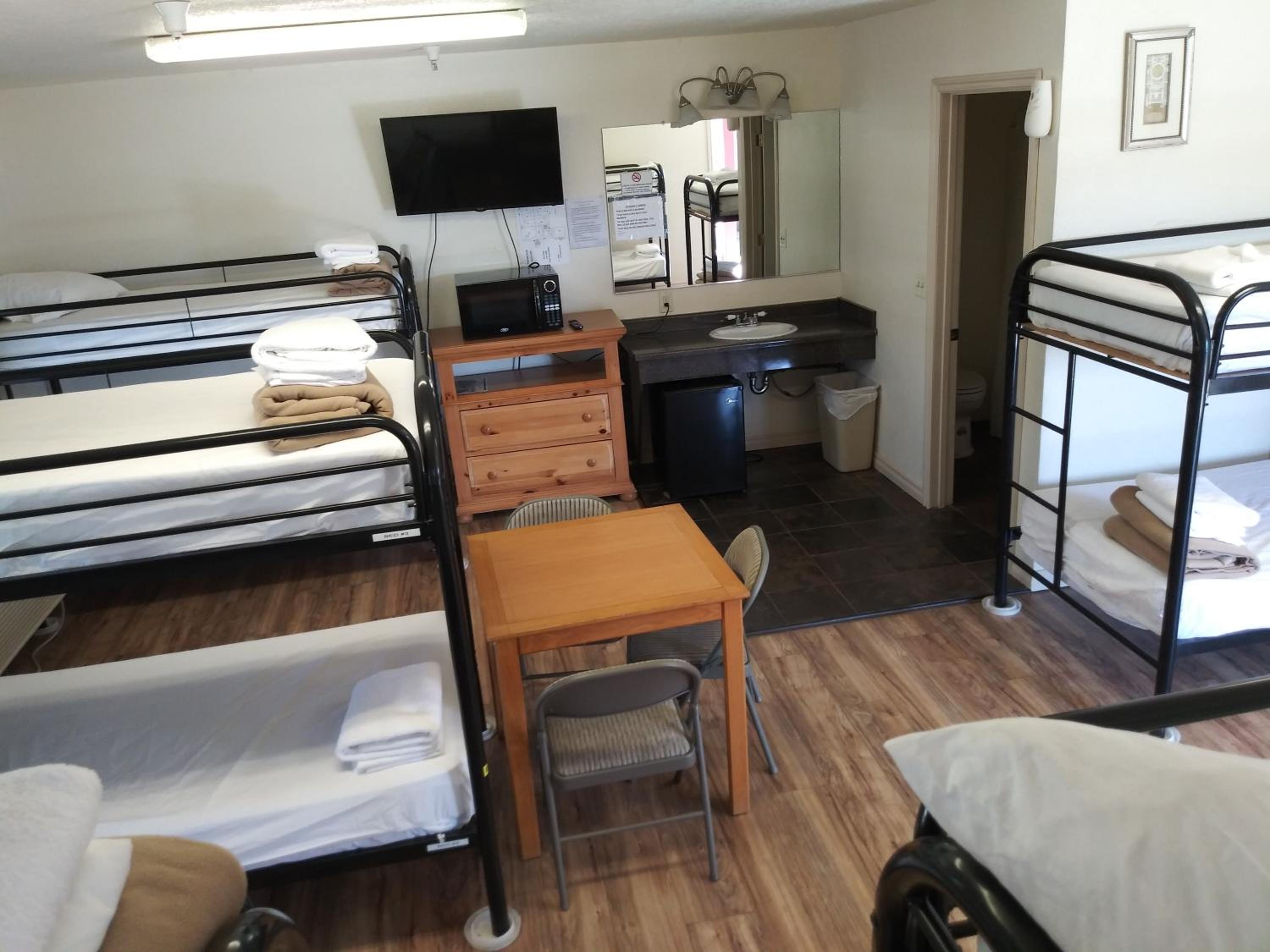 10-Bed Mixed Dormitory Room photo 1