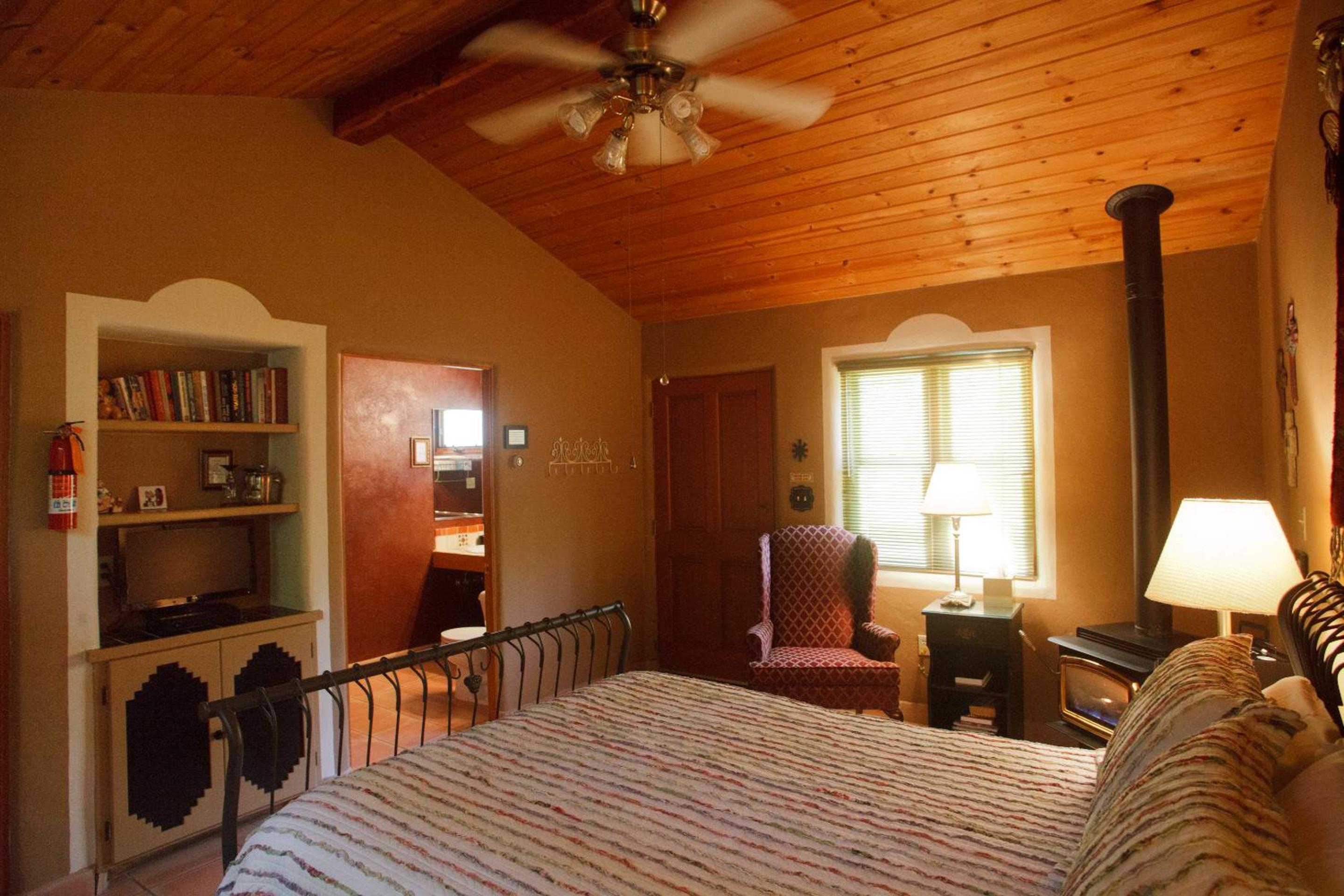 Deluxe Queen Room - Storyteller photo 2