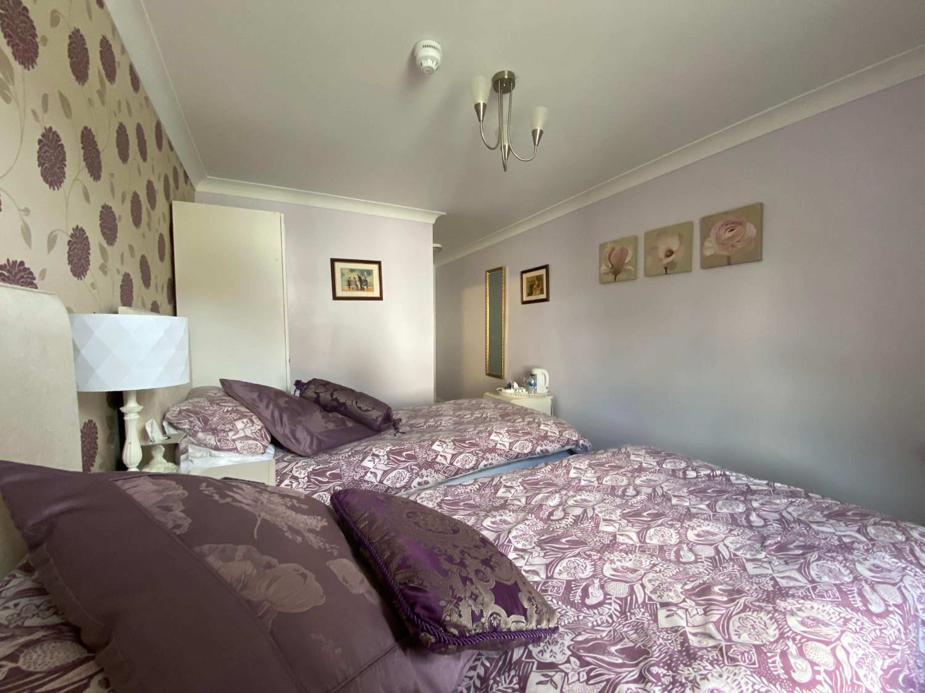 Twin Room - Photo 2
