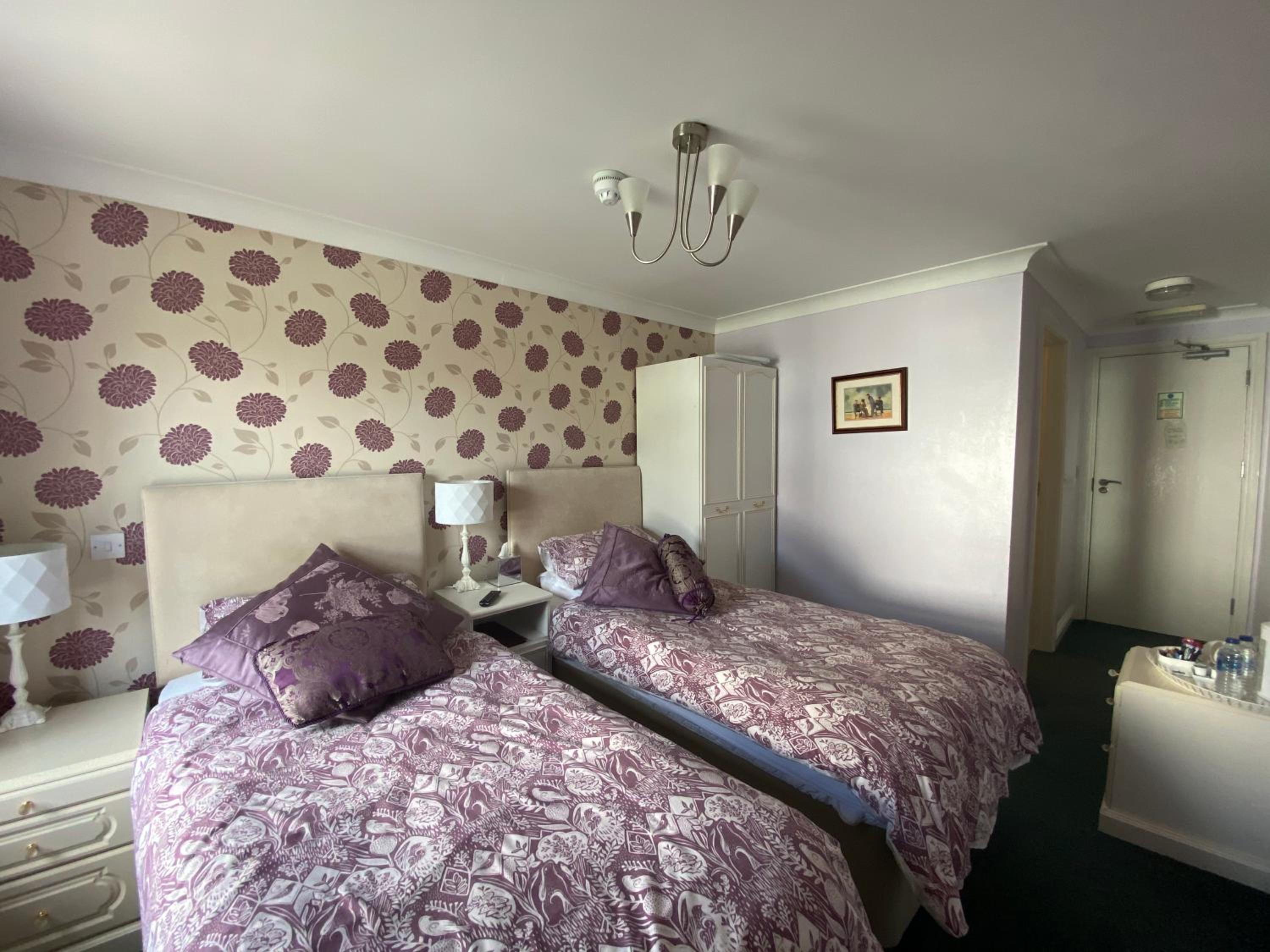 Twin Room - Photo 3