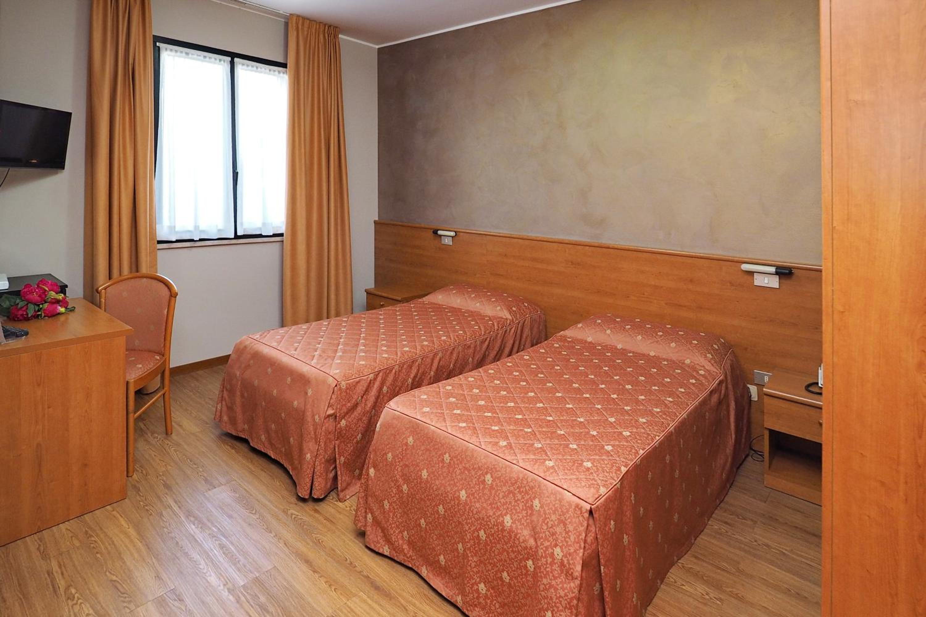 Double or Twin Room - Photo 8