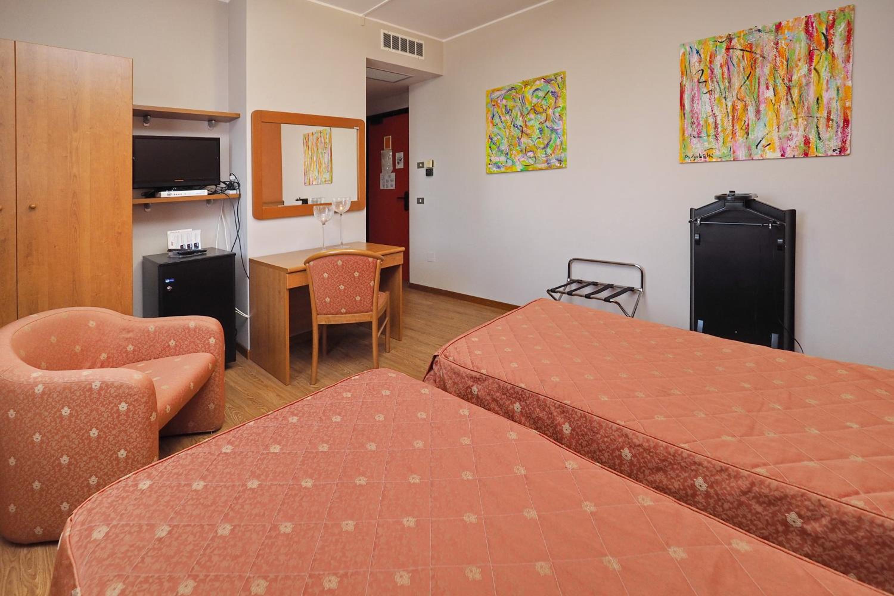 Double or Twin Room - Photo 4