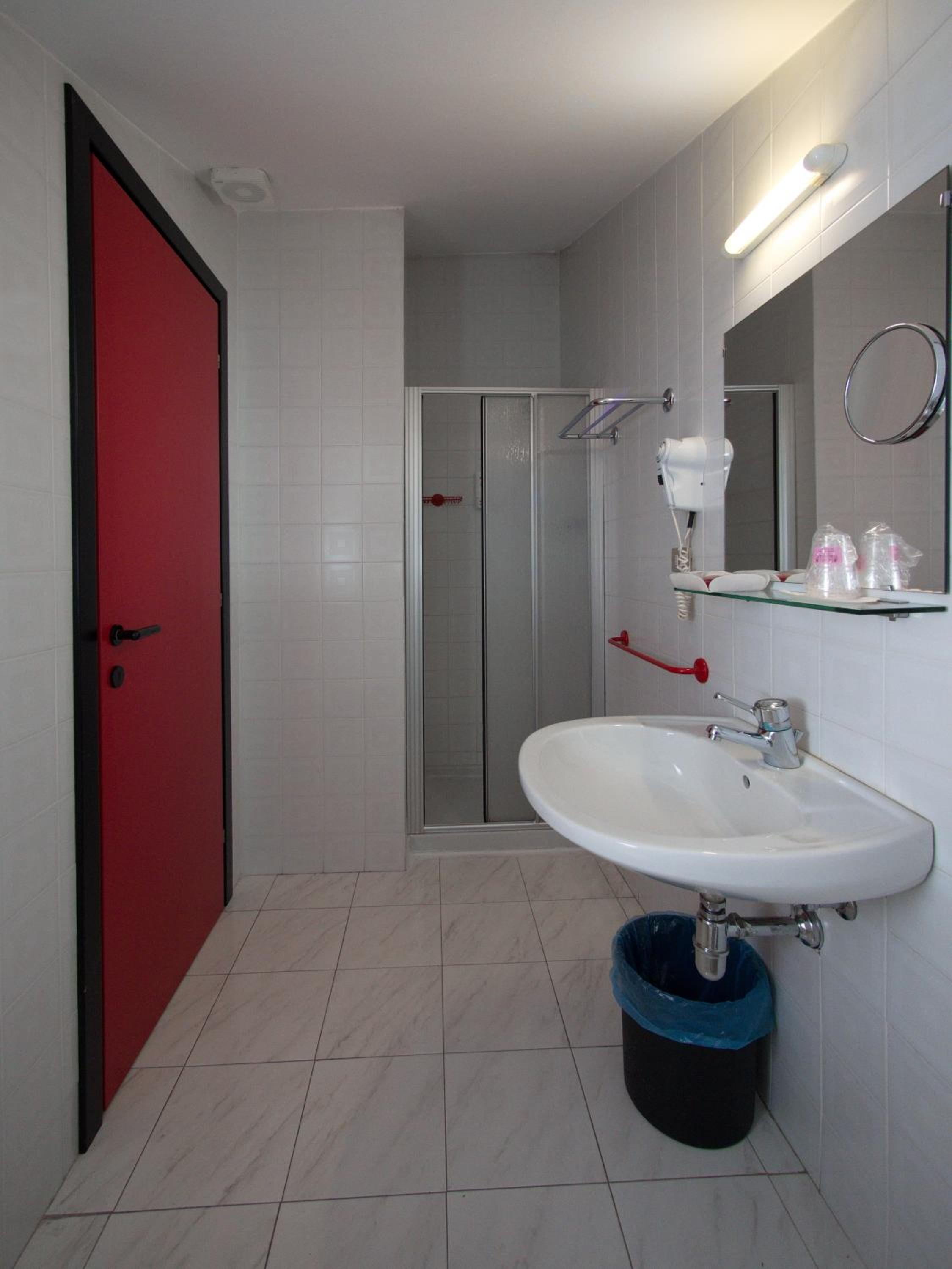 Double or Twin Room - Photo 9