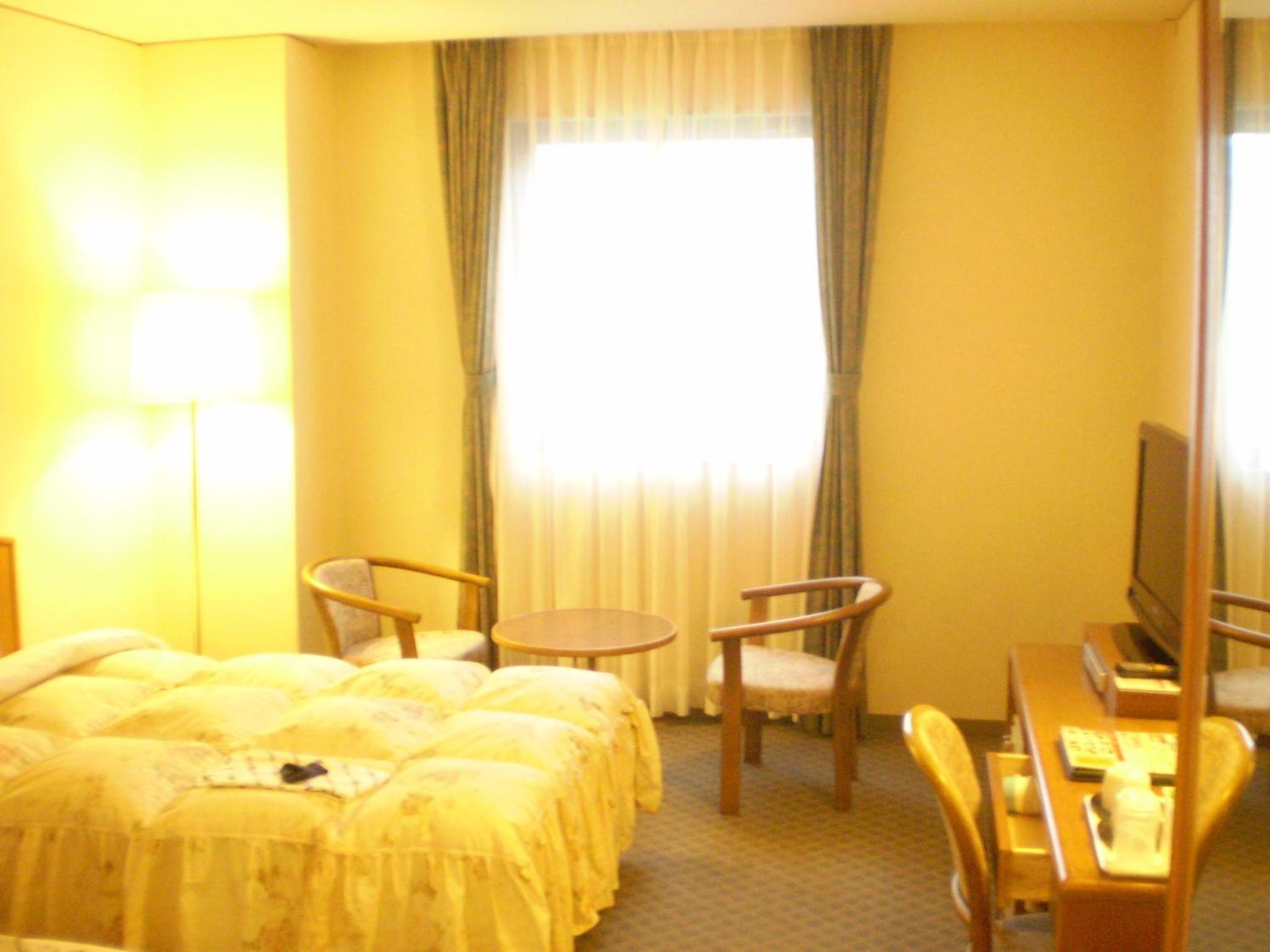 Twin Room - Non-Smoking - Photo 2