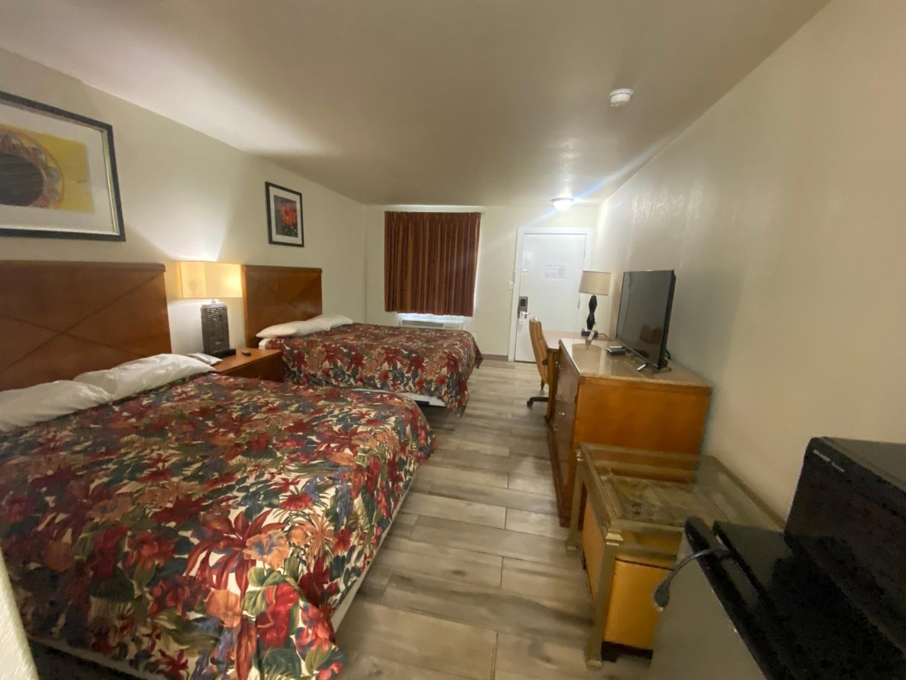 Queen Room with Two Queen Beds photo 1