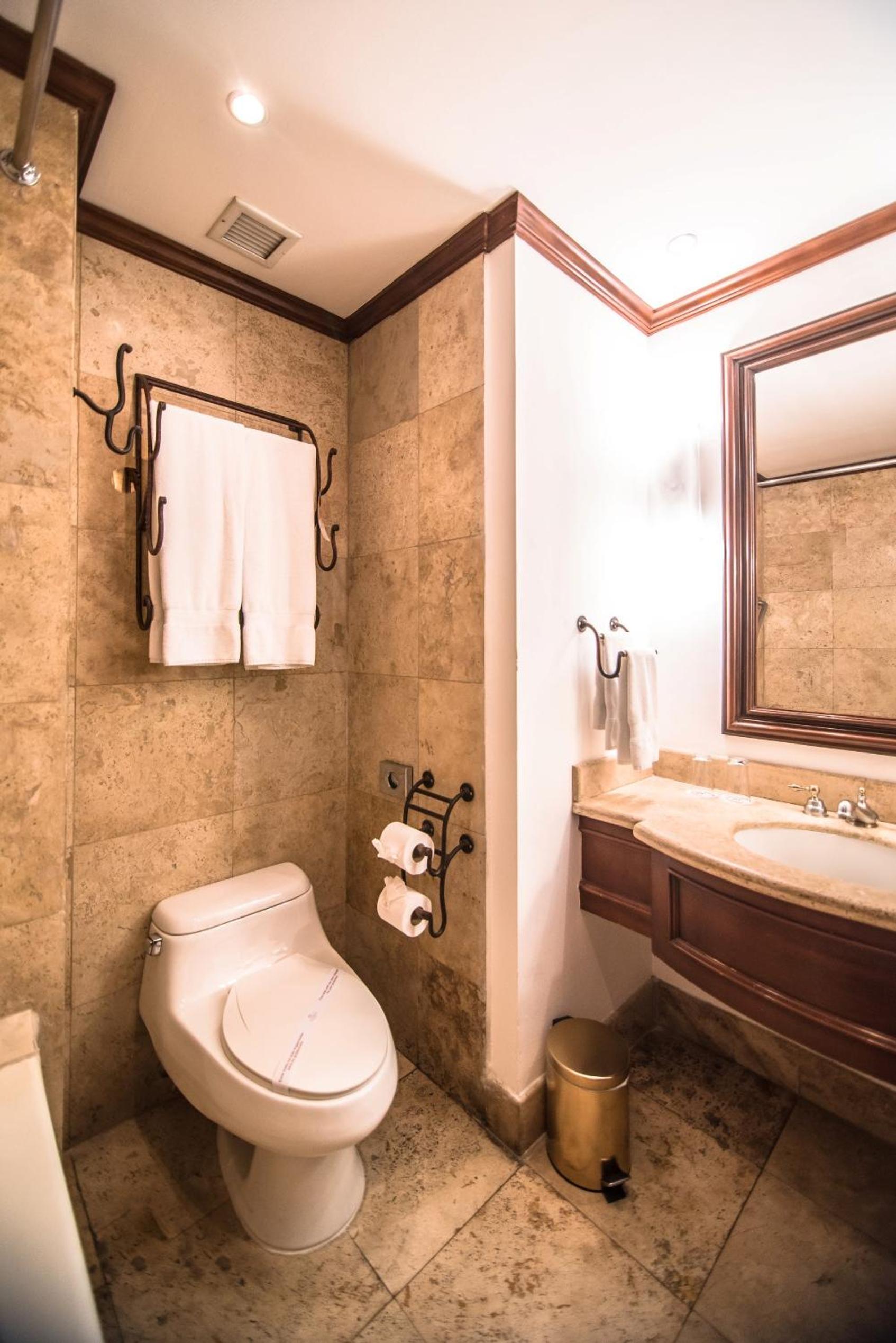 Junior Suite with Two Queen Beds photo 2