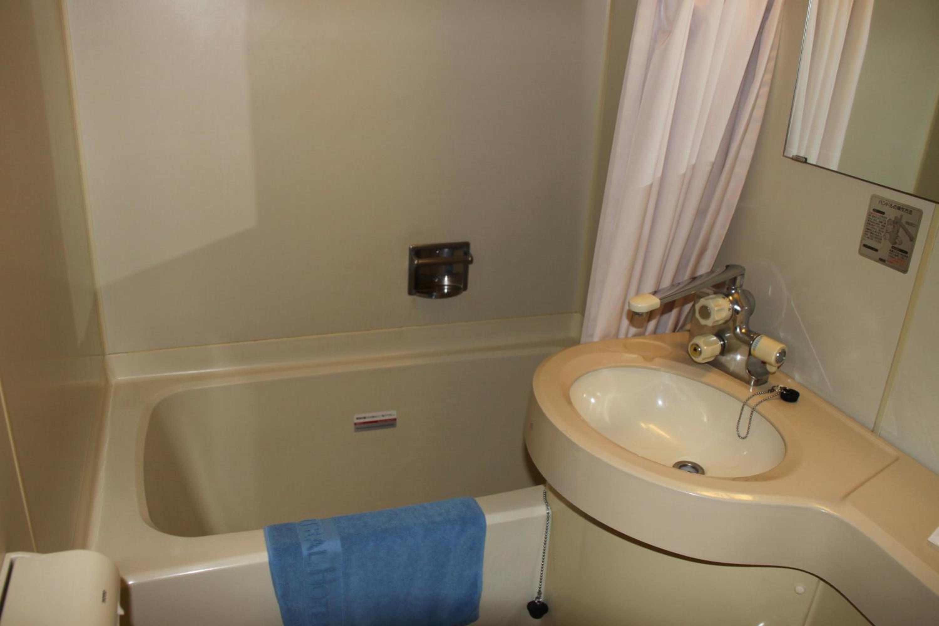 Twin Room - Non-Smoking photo 2