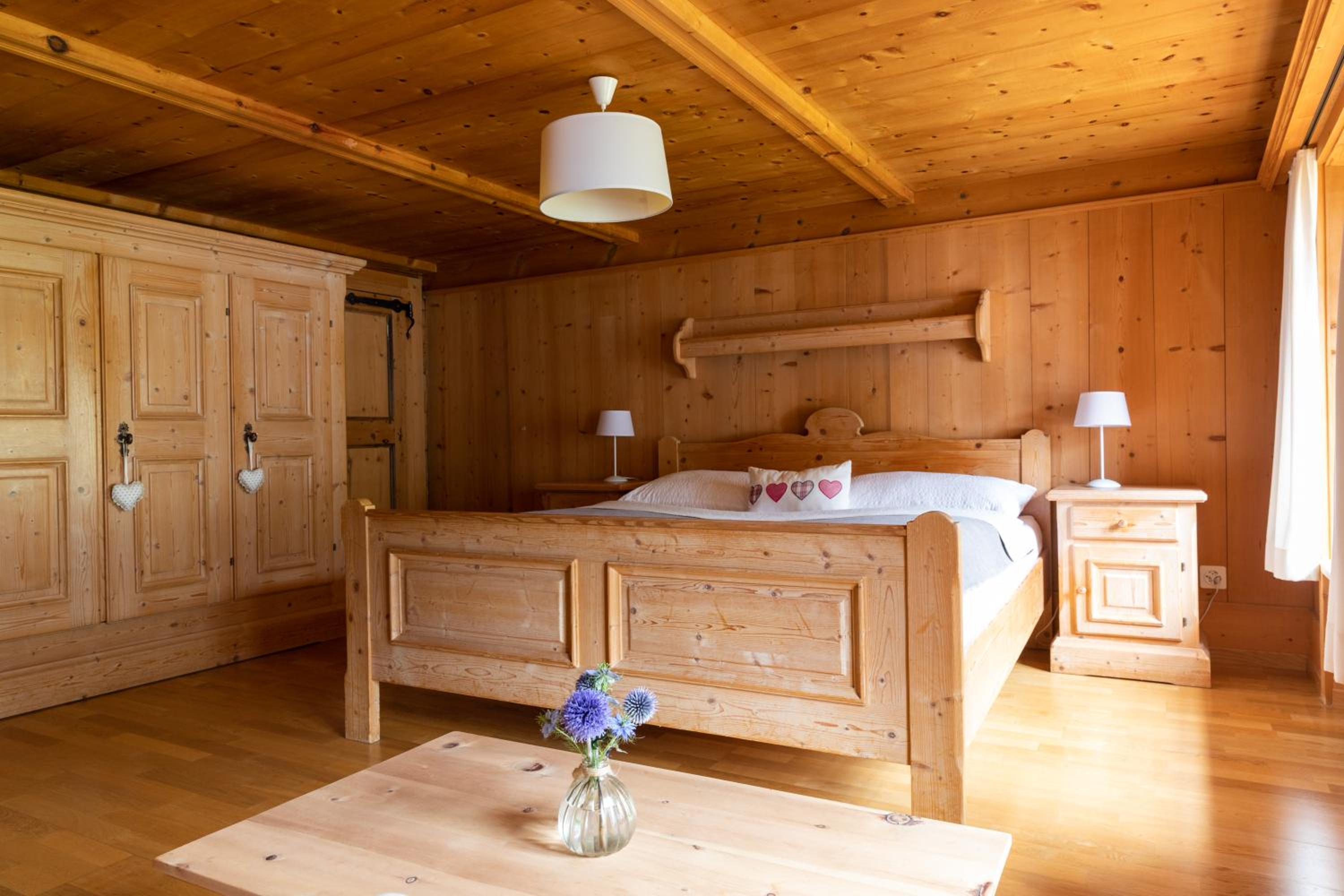 Large Romantic Room photo 3