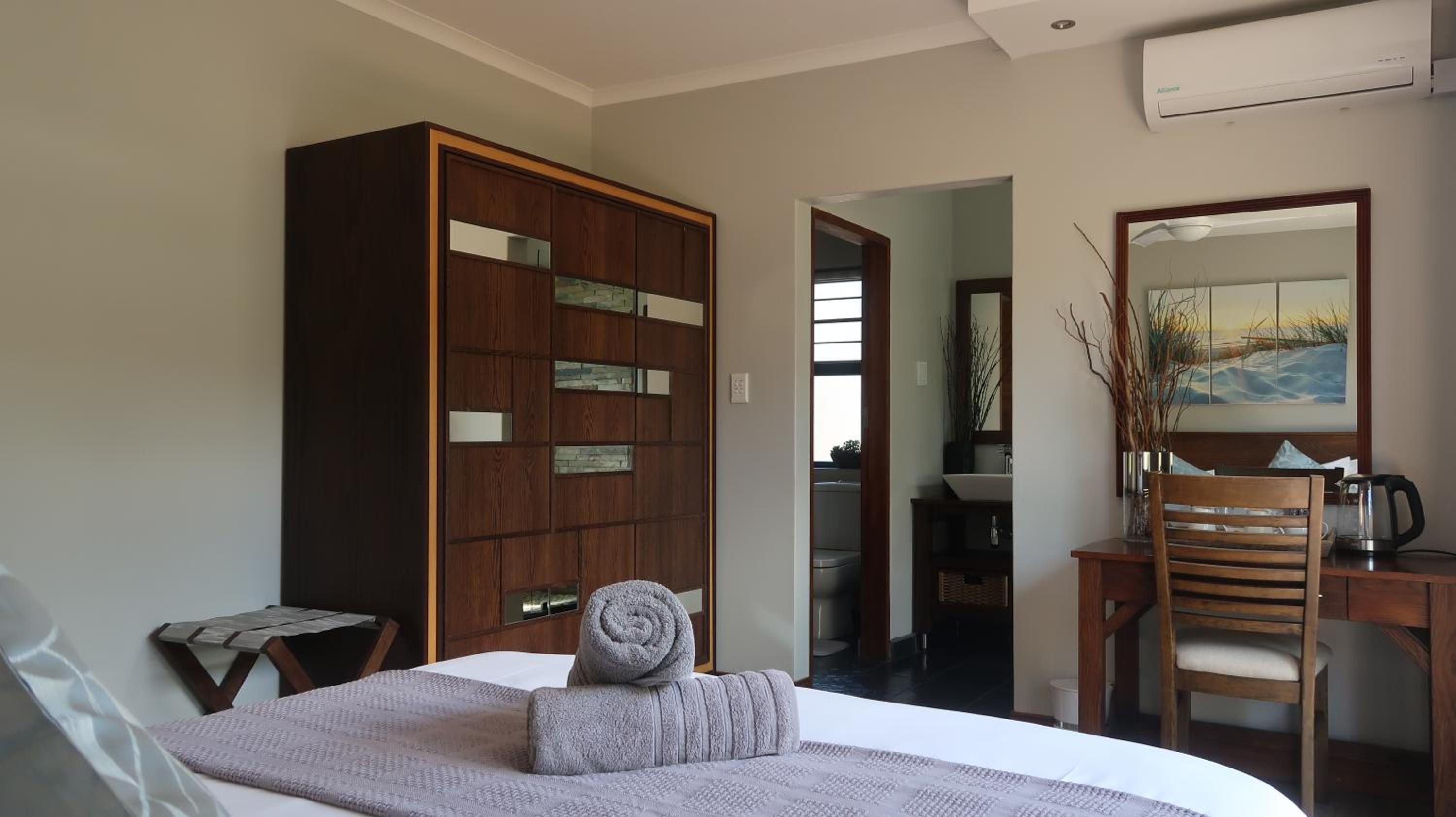 Queen Room with Private Patio photo 1