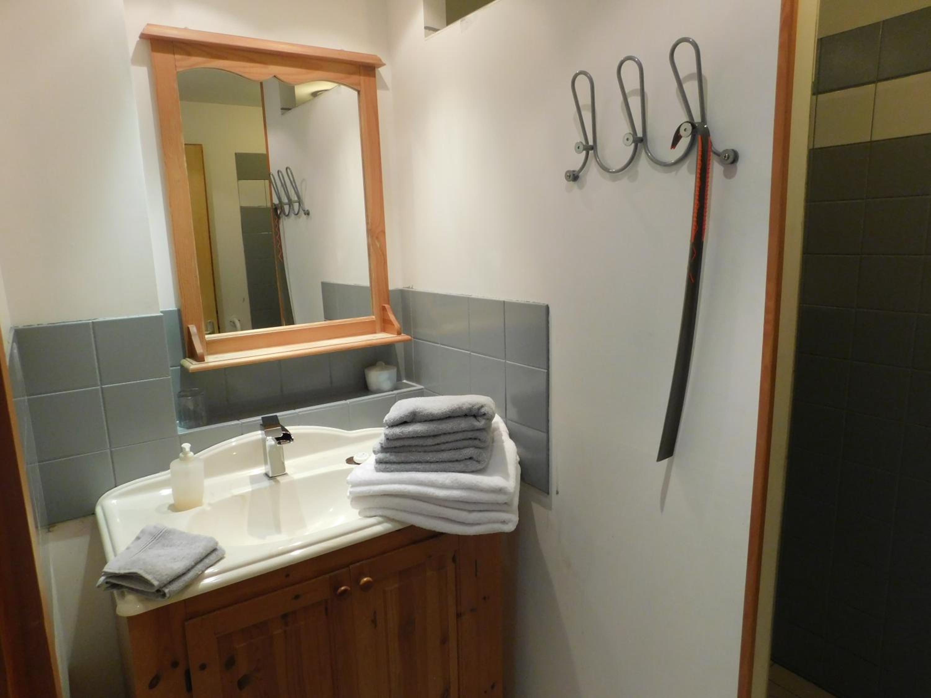 Deluxe Room (2 Adults + 1 Child) - Photo 2