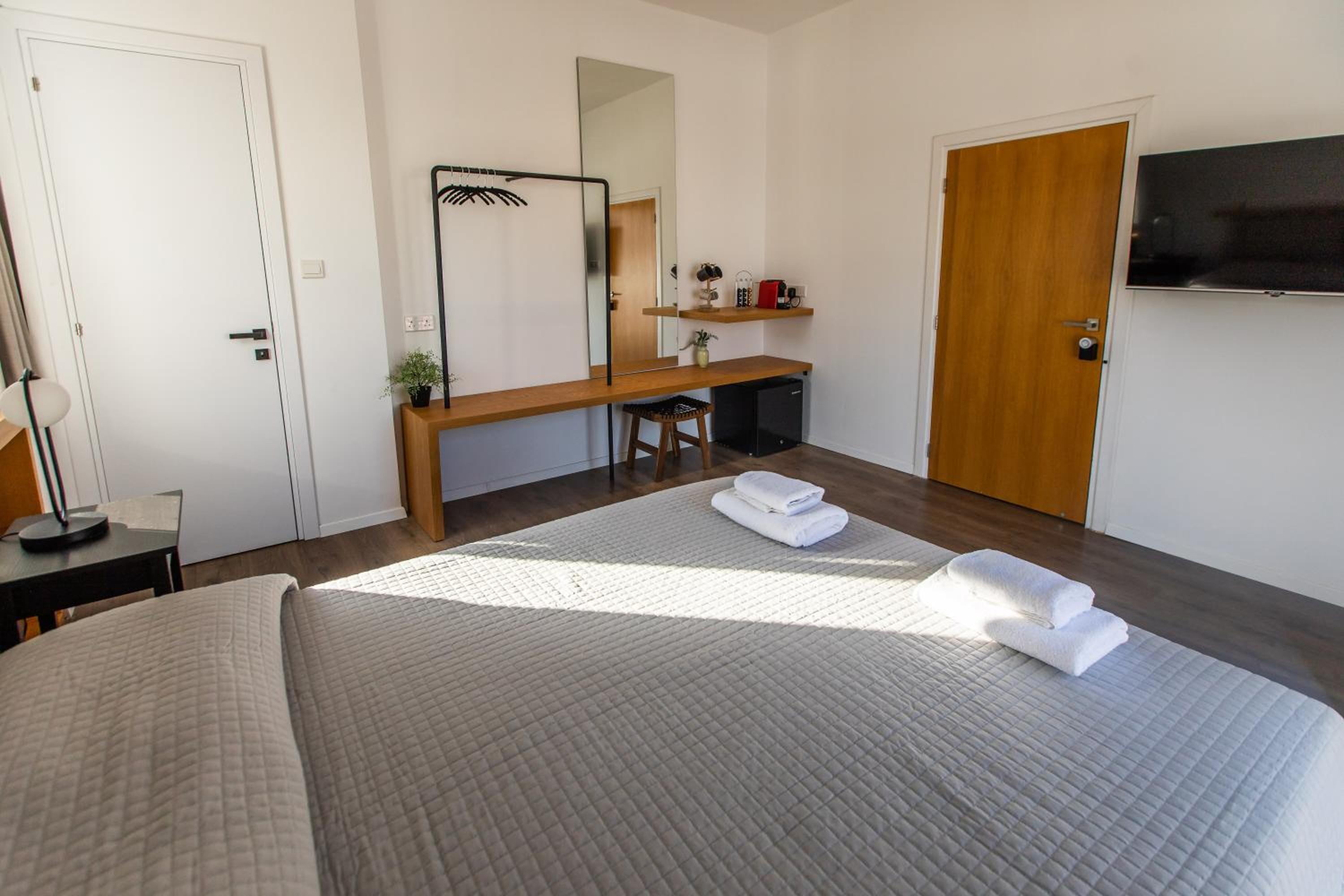 Deluxe Double Room with Balcony photo 3