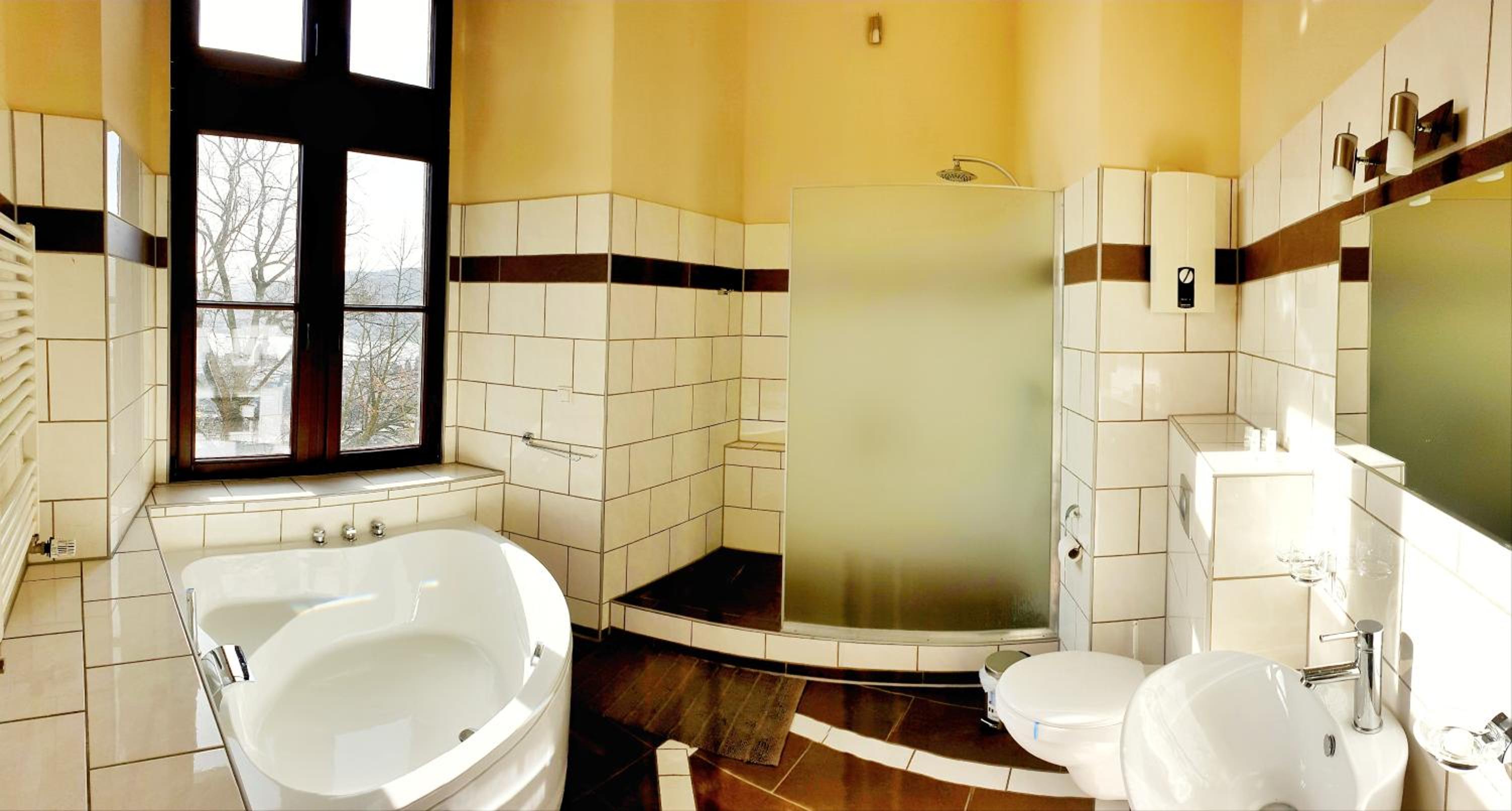 Deluxe King Suite photo 2