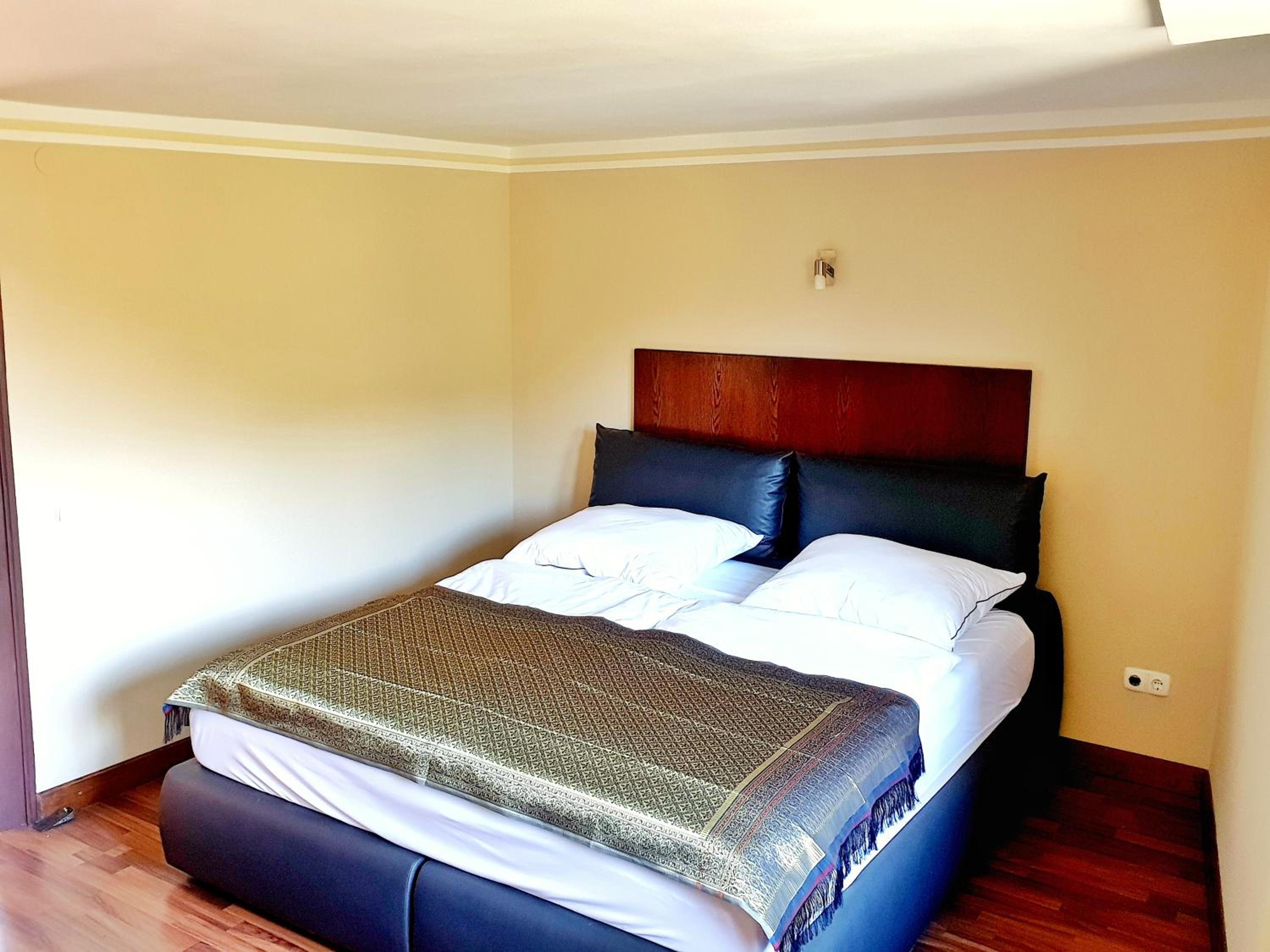 Deluxe King Suite photo 1