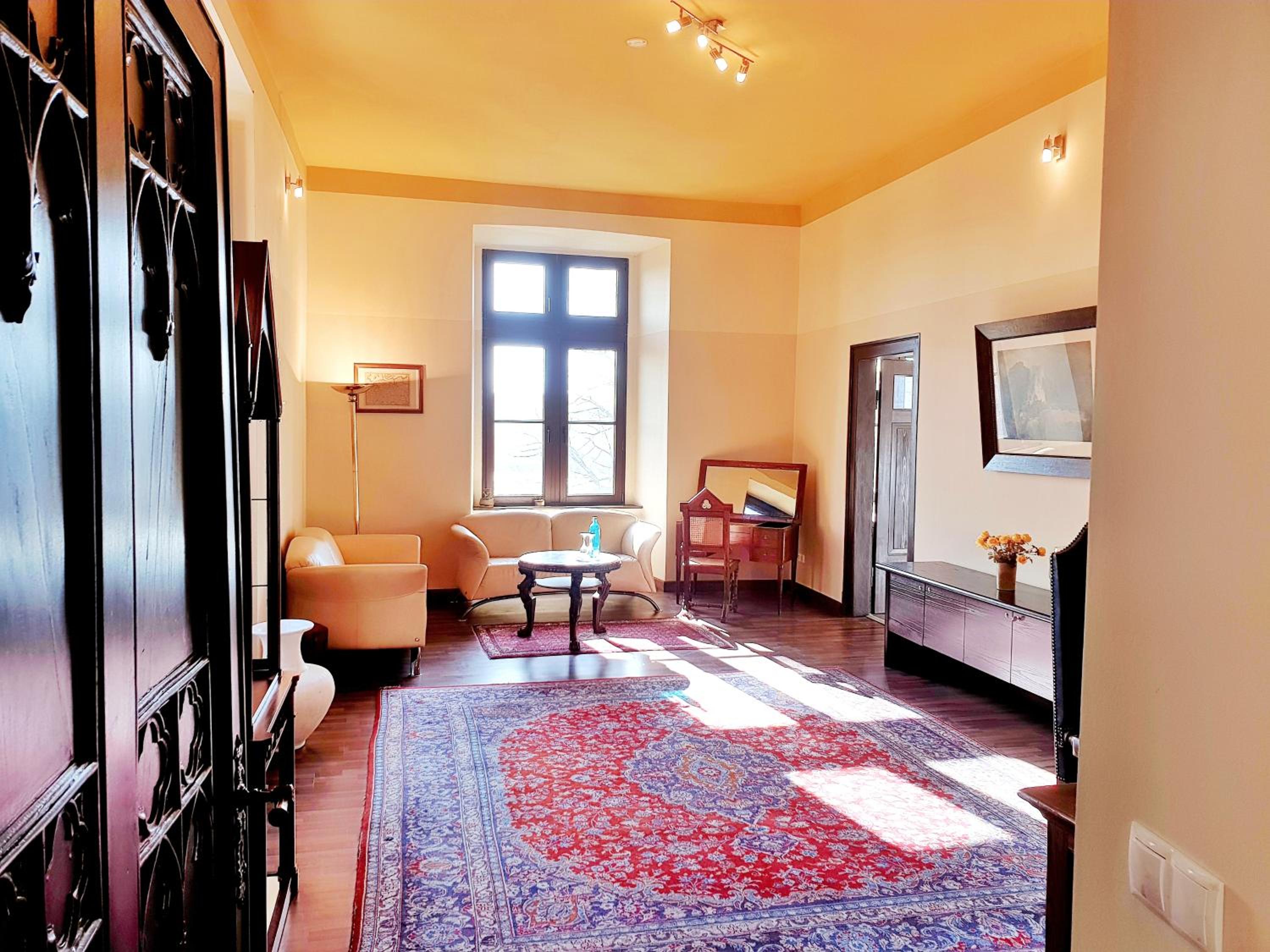 Deluxe King Suite photo 3