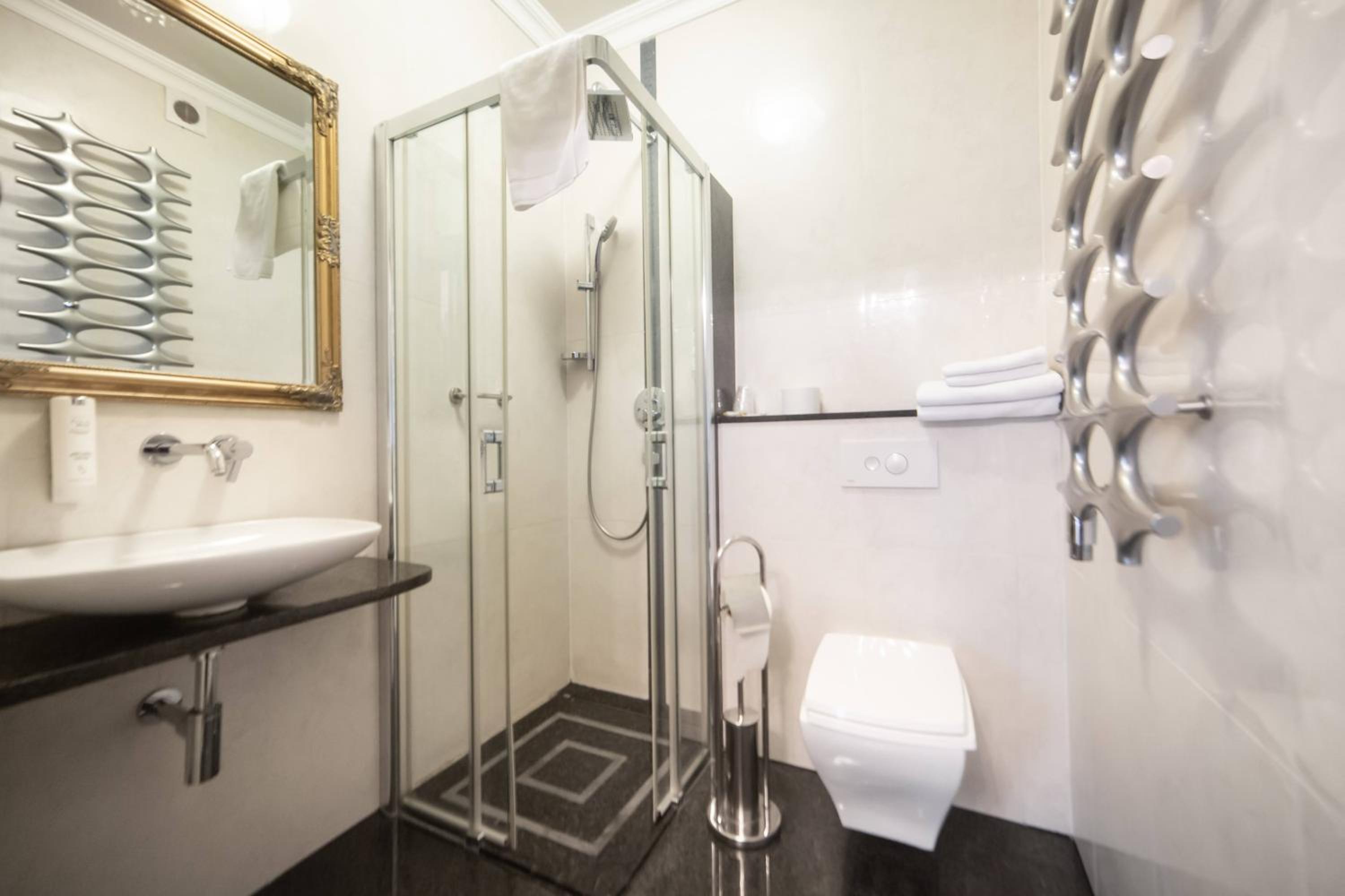 Deluxe Double or Twin Room - Photo 4