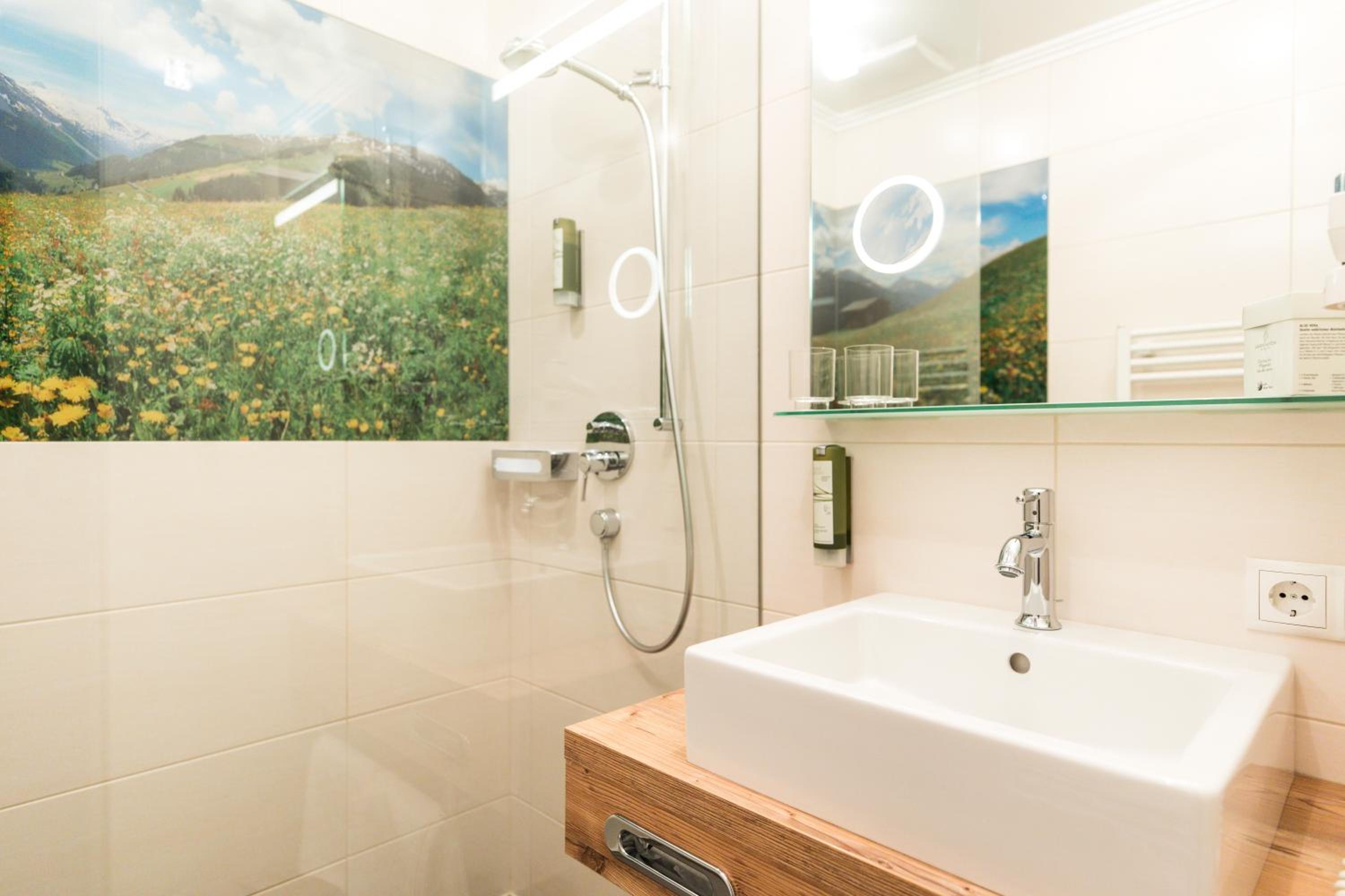 Standard Double or Twin Room with Street View - Photo 3