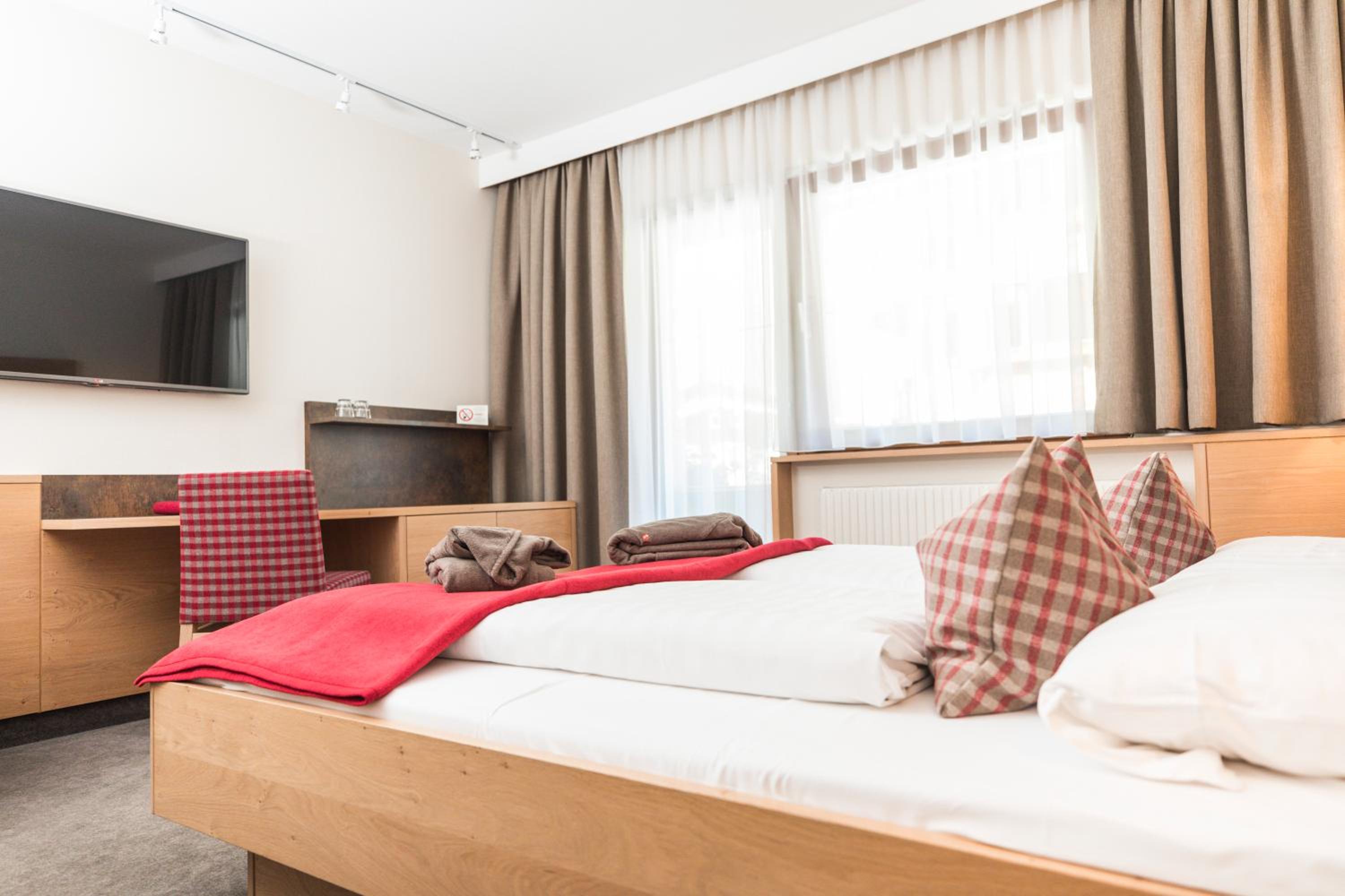 Standard Double or Twin Room with Street View - Photo 4