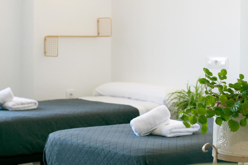 Deluxe Double Room with Balcony - Photo 12