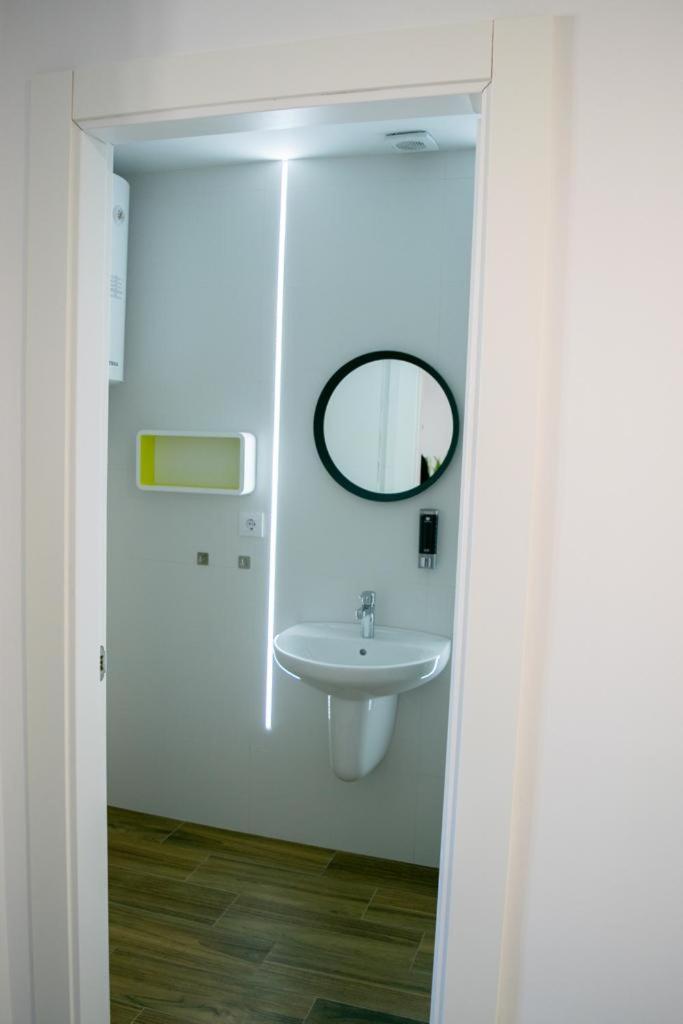 Deluxe Double Room with Balcony - Photo 10